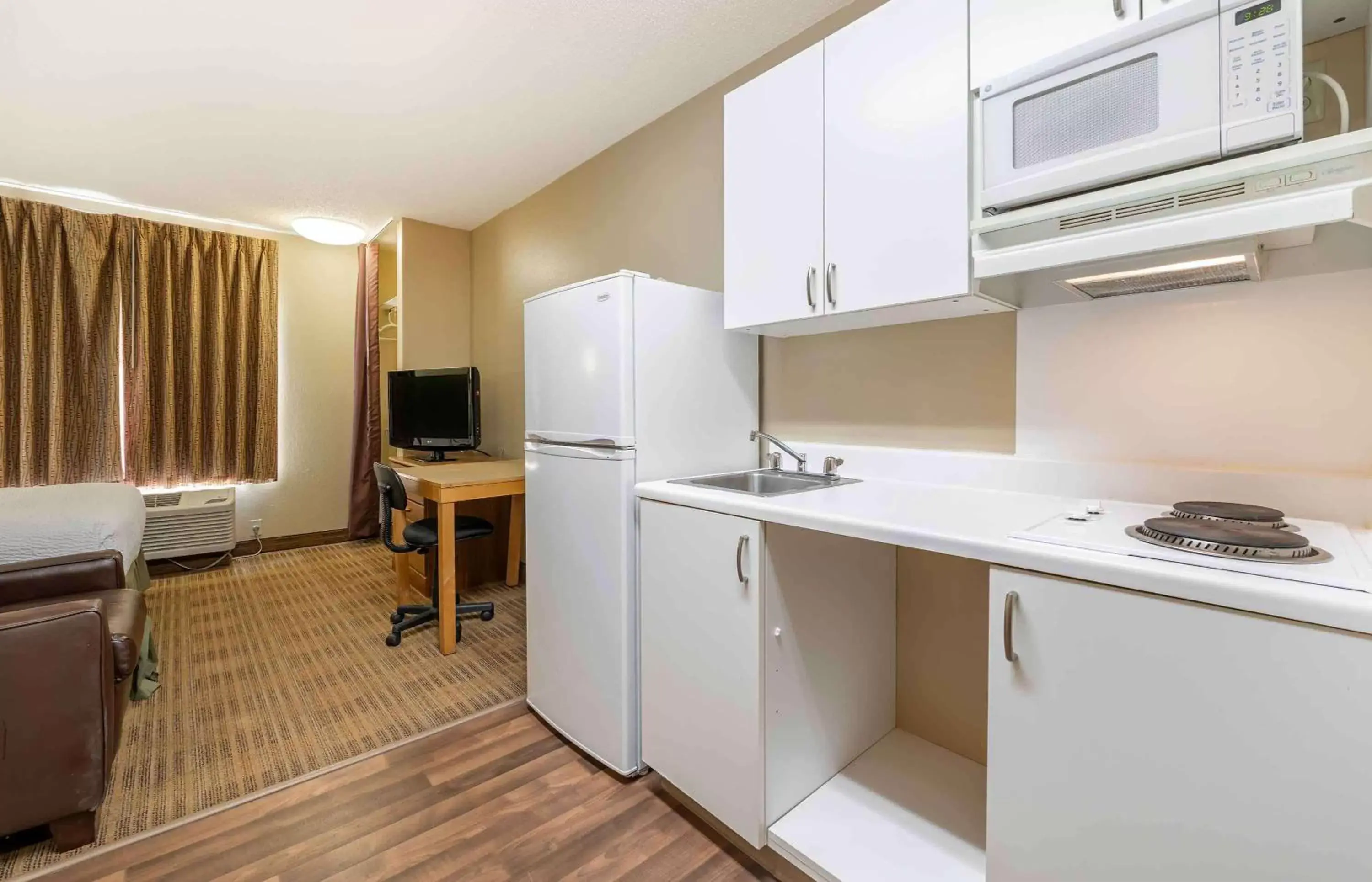 Bedroom, Kitchen/Kitchenette in Extended Stay America Suites - Cincinnati - Blue Ash - Kenwood Road