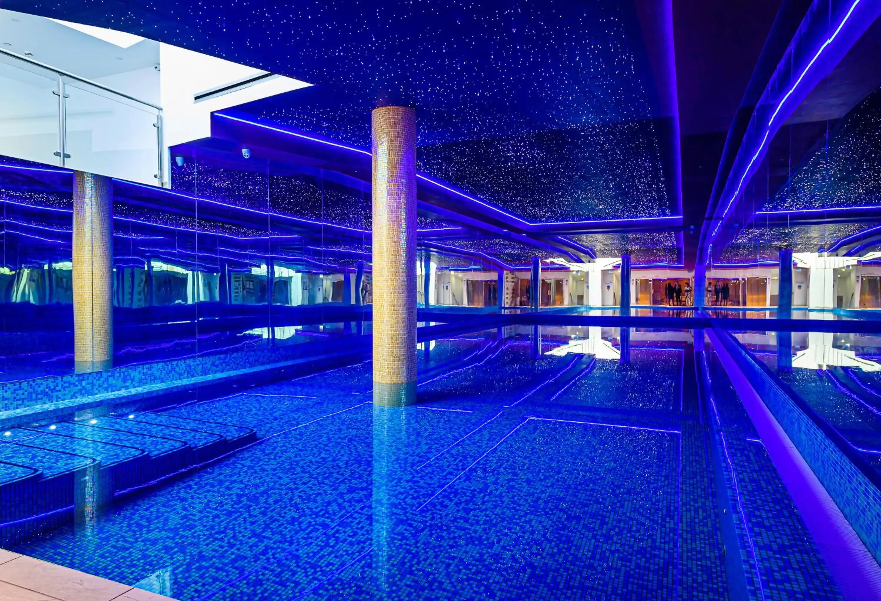 Swimming Pool in Atrium Hotel Heathrow