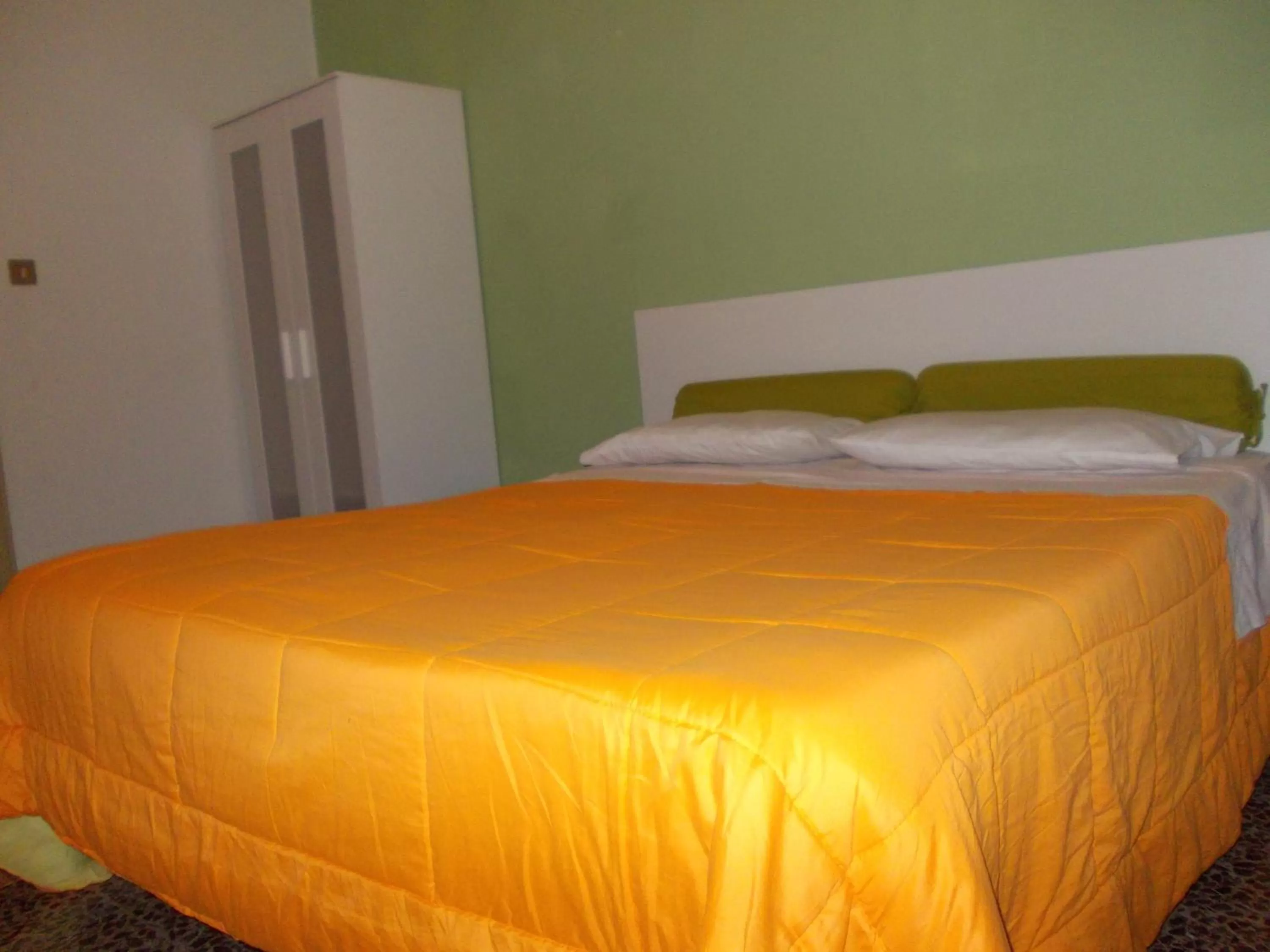 Photo of the whole room, Bed in Travellers Lodge B&B