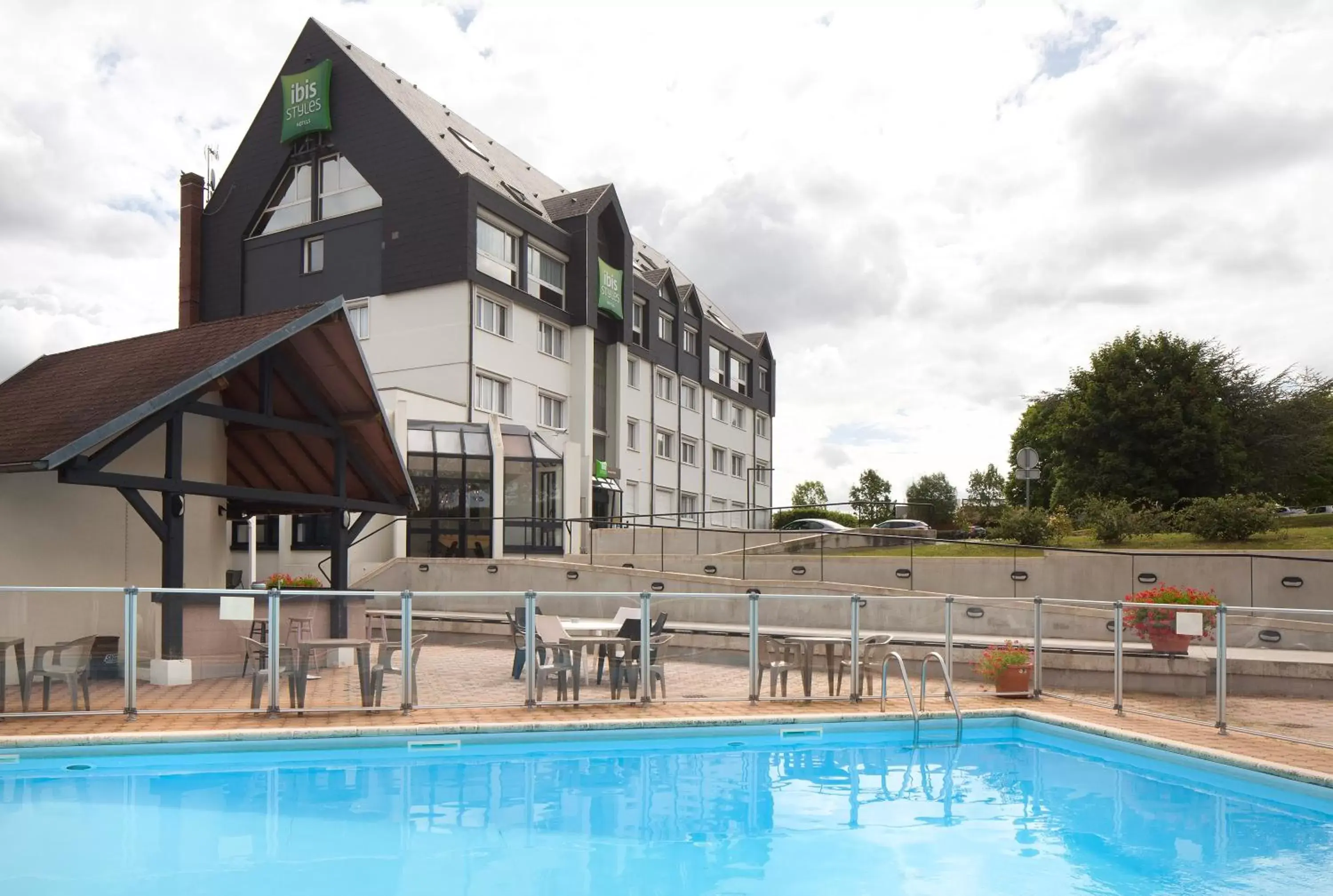 Swimming pool, Property Building in Hôtel ibis Styles Auxerre Nord