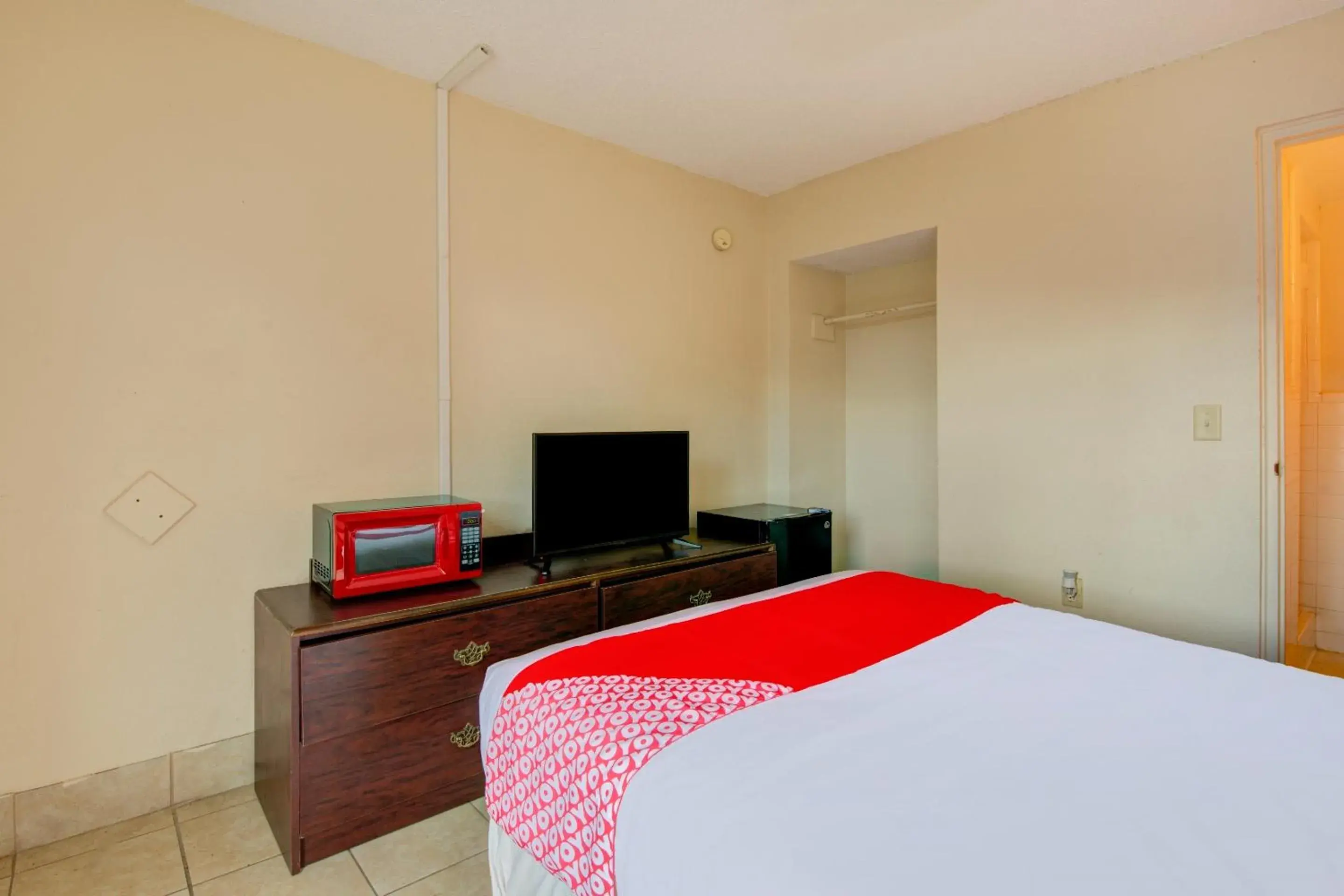 Bedroom, Bed in OYO Hotel Douglas GA US-441