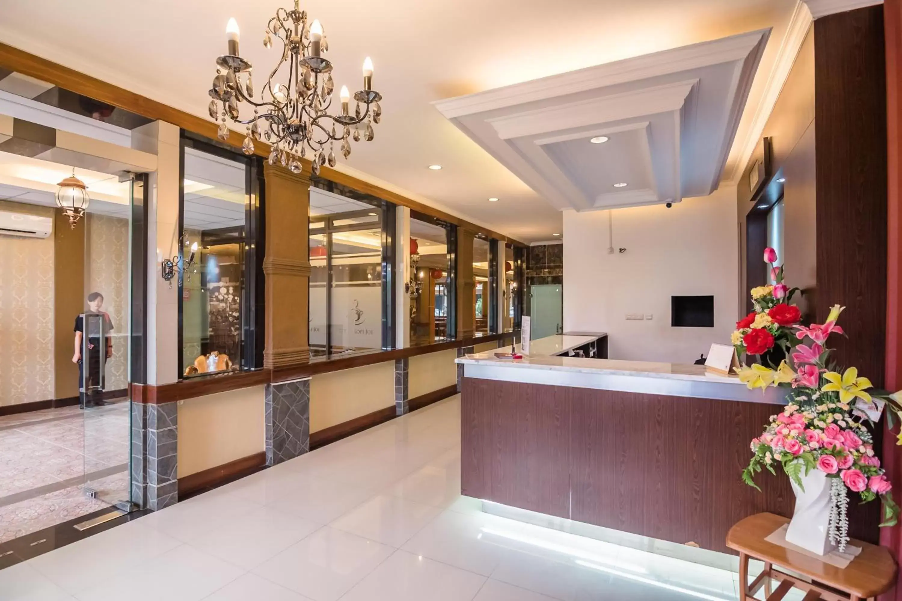 Lobby or reception, Lobby/Reception in RedDoorz Plus near Soekarno Hatta Airport 2