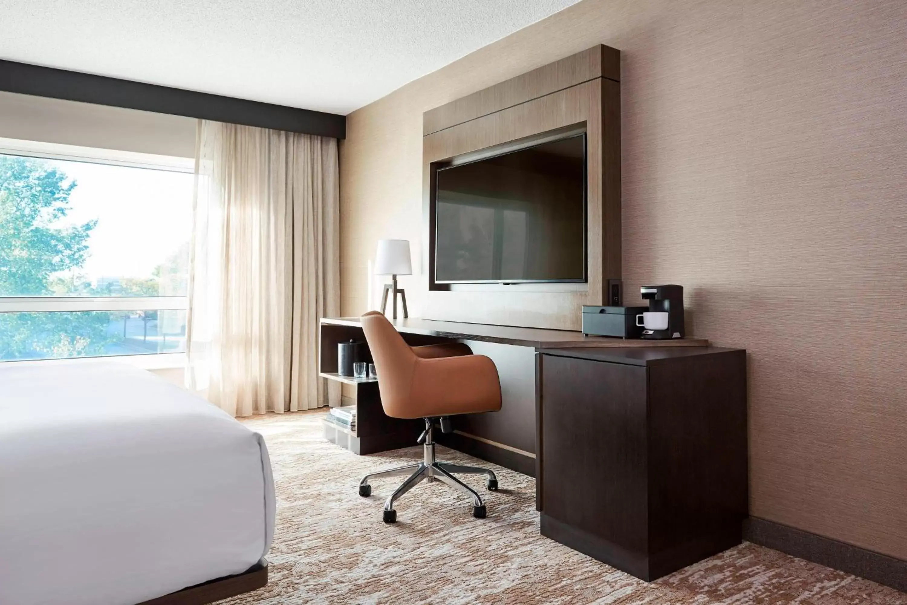 Photo of the whole room, TV/Entertainment Center in Chicago Marriott Southwest at Burr Ridge