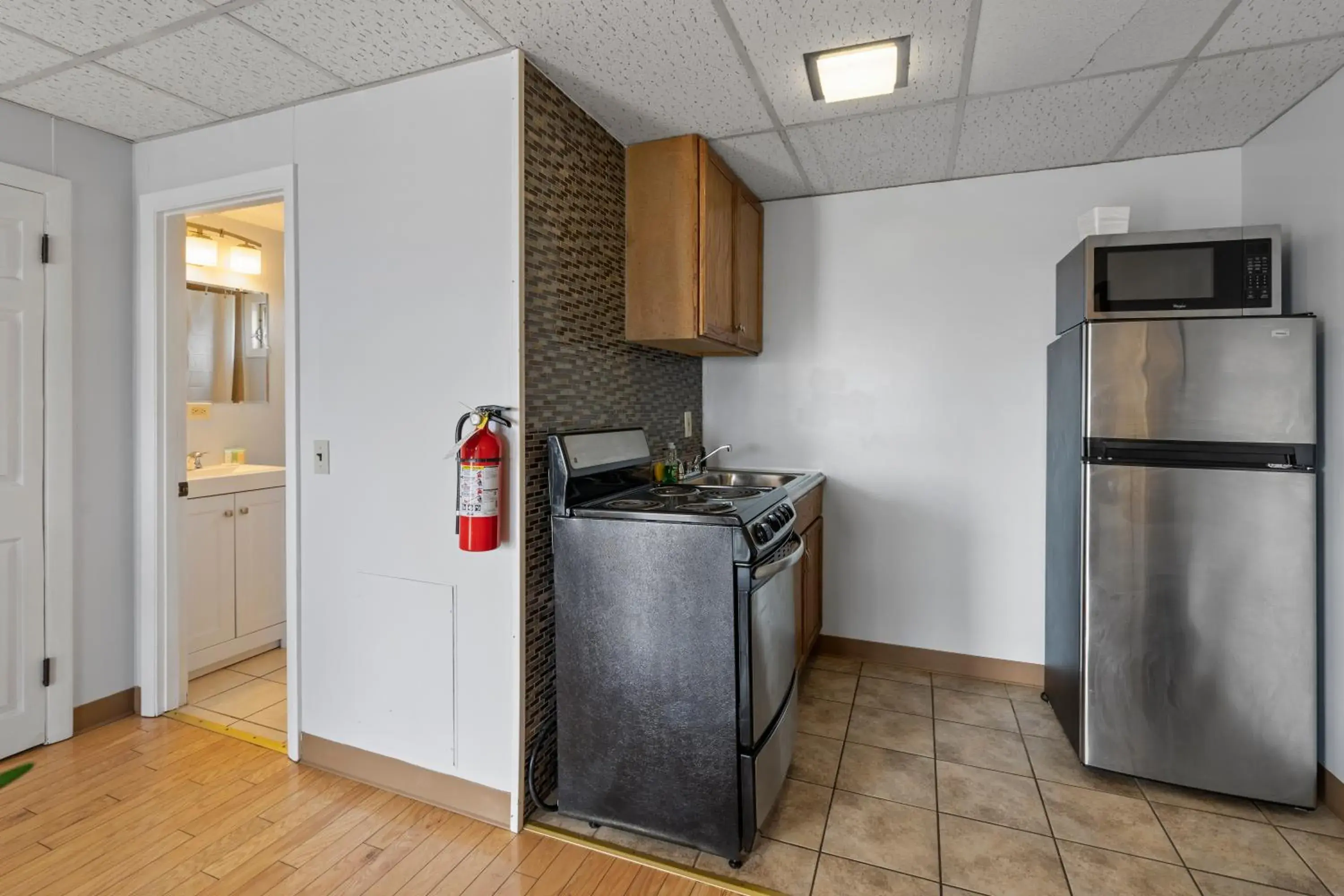 Kitchen/Kitchenette in America's Best Value Inn Mt Royal Motel