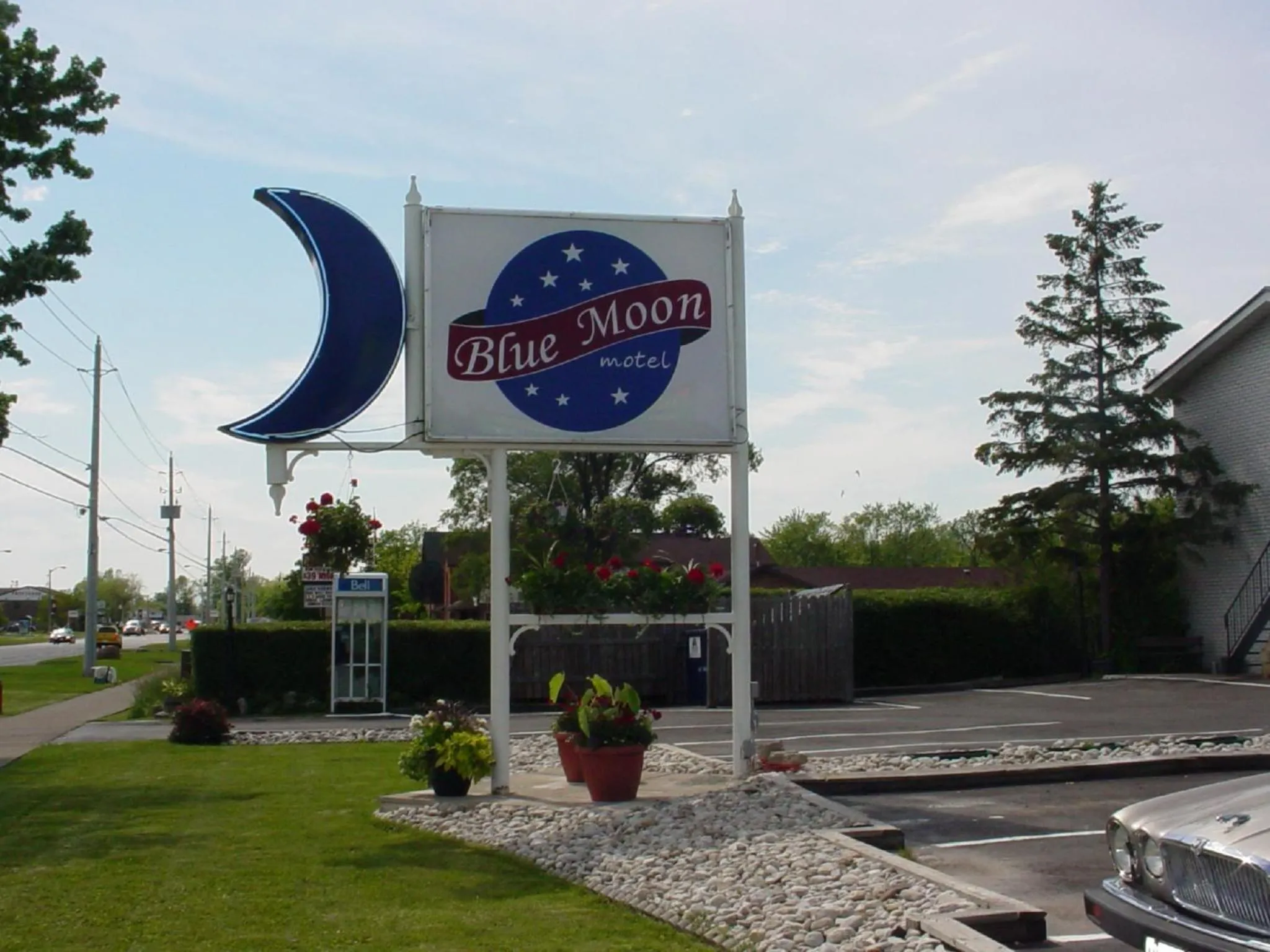 Facade/entrance in Blue Moon Motel