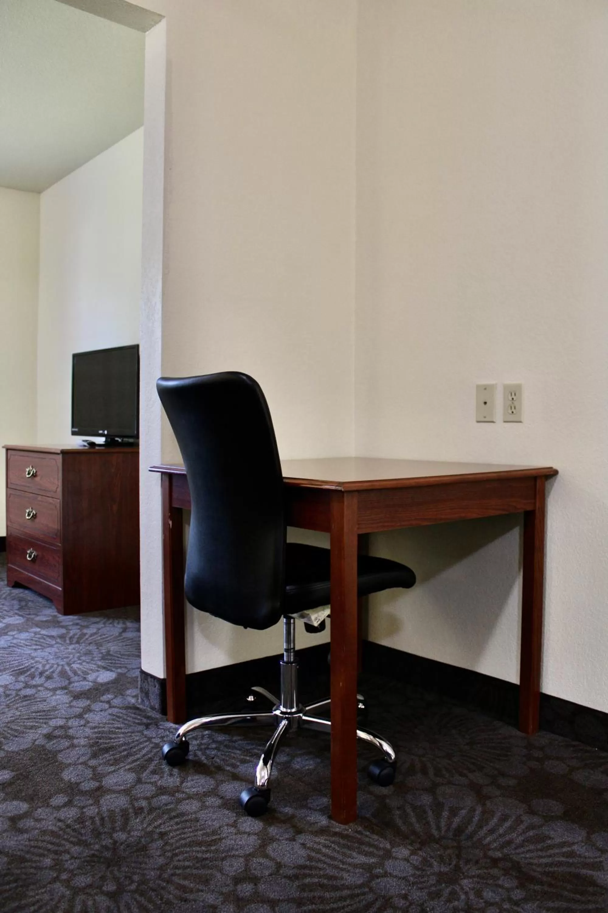 TV and multimedia in Candlelight Inn & Suites Hwy 69 near McAlester