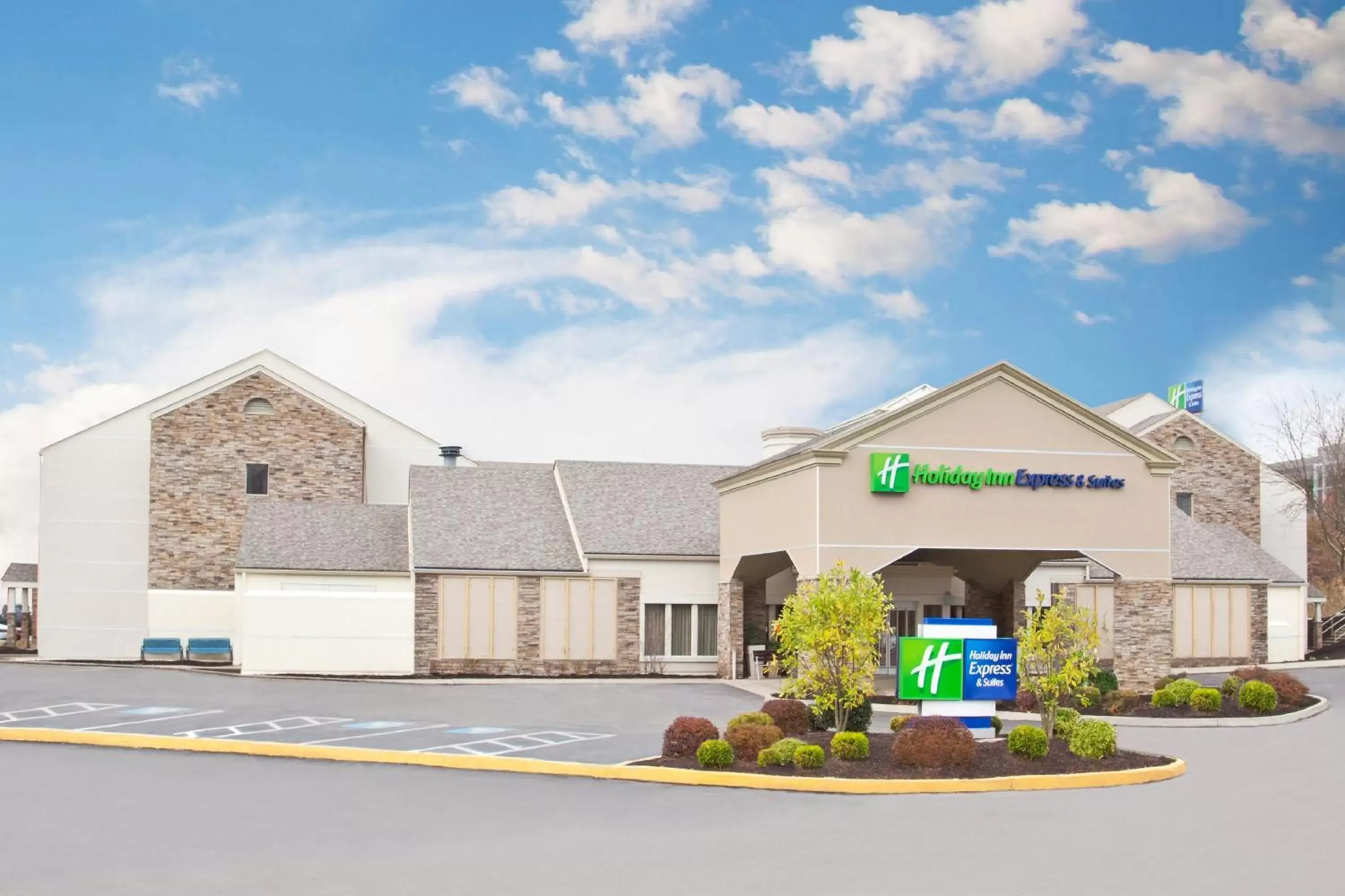 Property Building in Holiday Inn Express Hotel & Suites Pittsburgh Airport, an IHG Hotel