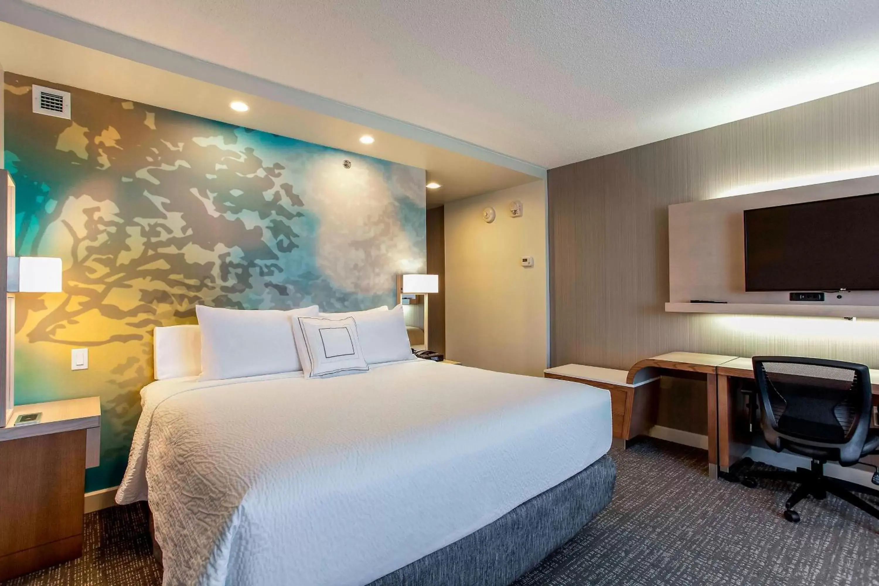Photo of the whole room, Bed in Courtyard by Marriott Montreal West Island/Baie D’Urfe