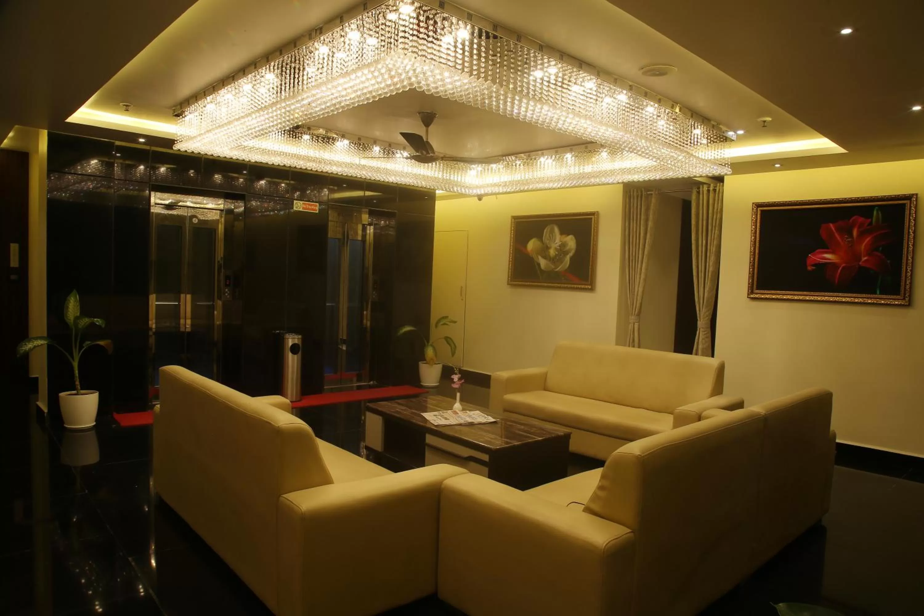 Communal lounge/ TV room in PARK SIGNATURE HOTELS - Royal Benza