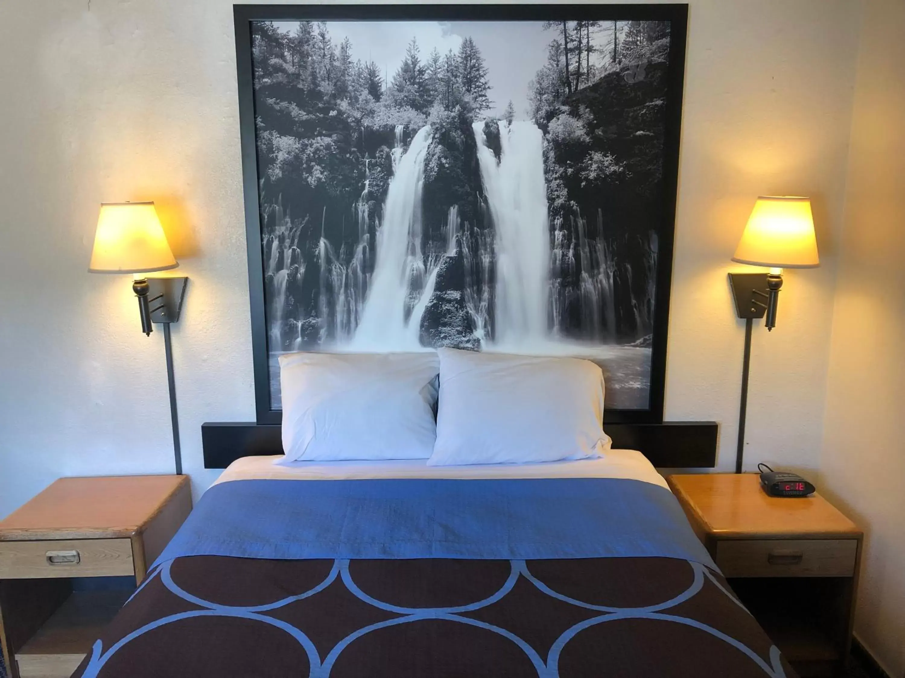 Photo of the whole room, Bed in Super 8 by Wyndham Red Bluff