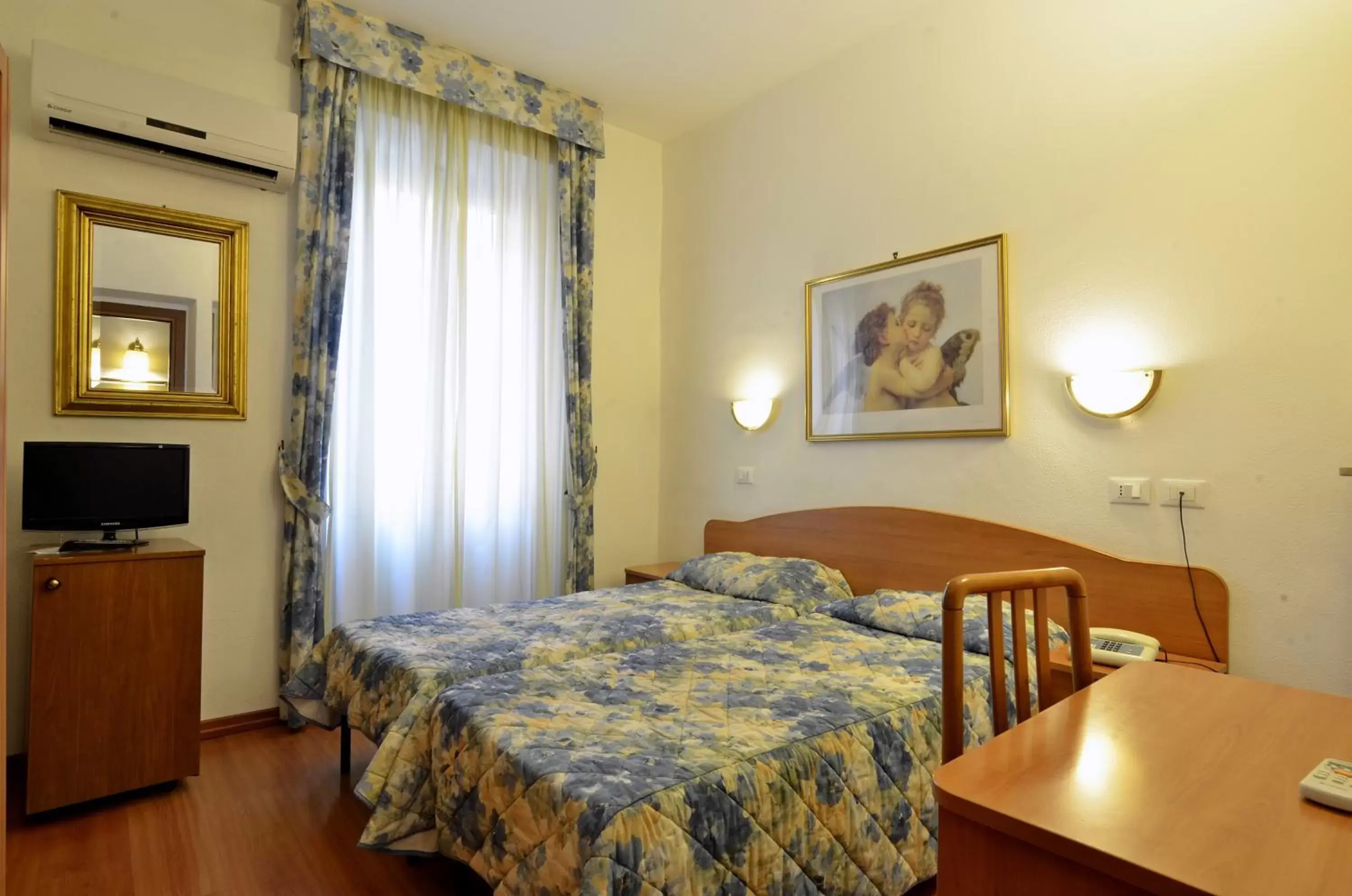 Photo of the whole room, Bed in Hotel Tirreno