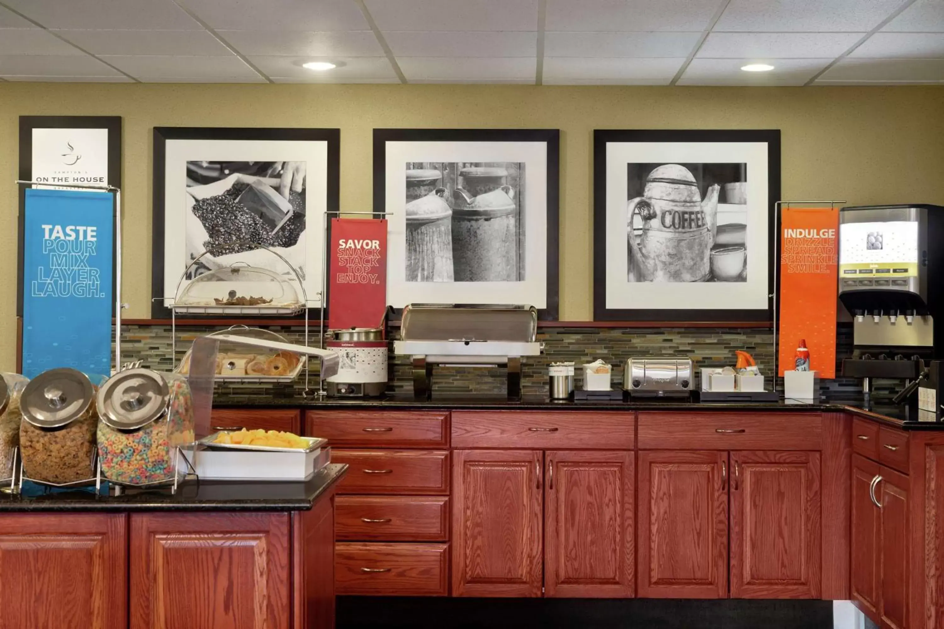 Dining area in Hampton Inn Sedona