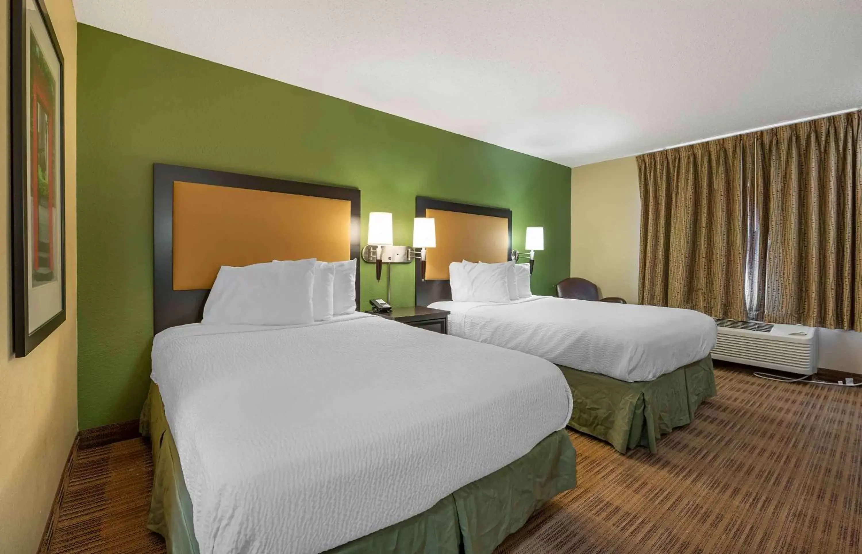 Bedroom, Bed in Extended Stay America Suites - Champaign - Urbana