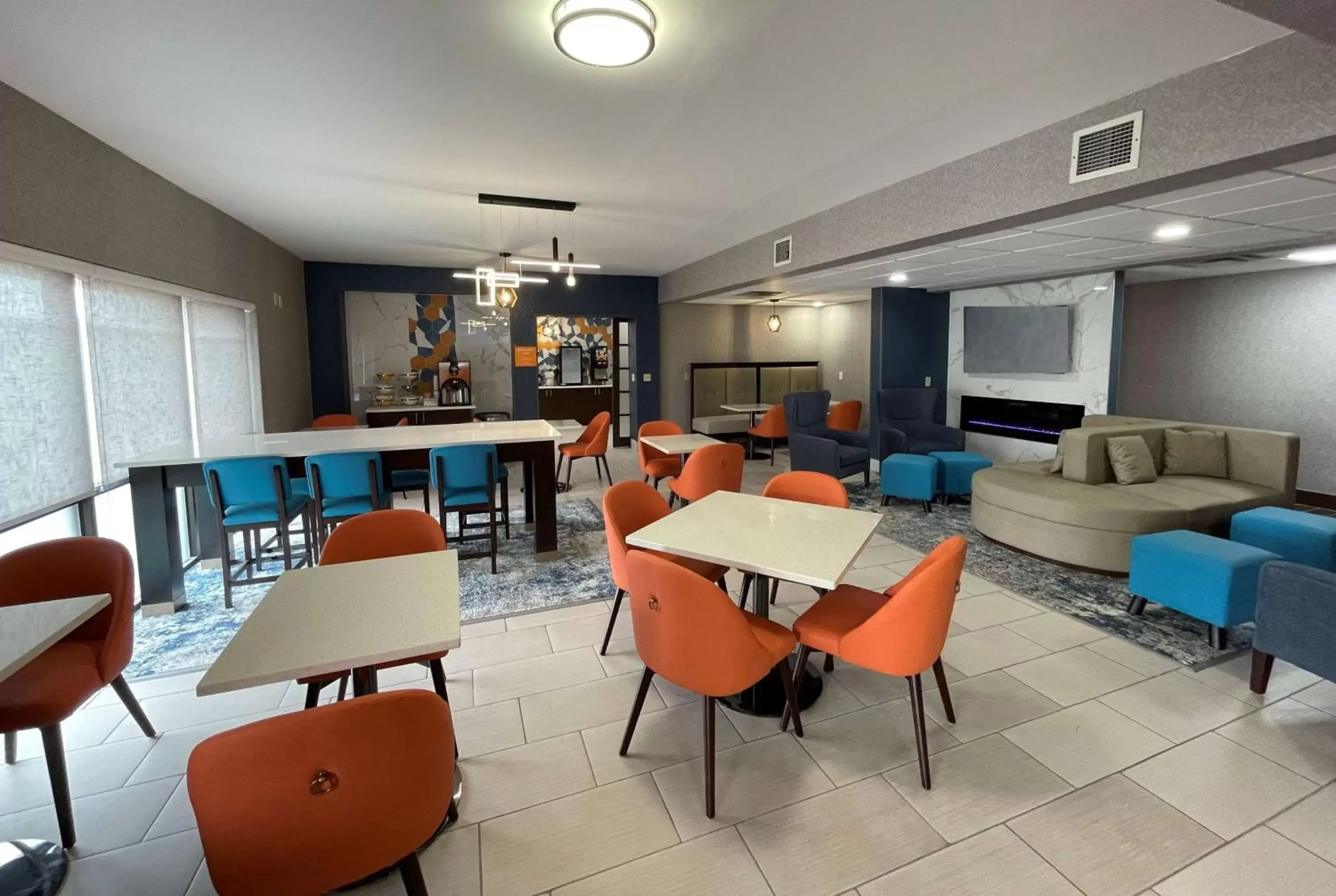 Lobby or reception, Restaurant/Places to Eat in La Quinta Inn & Suites by Wyndham Fayetteville I-95