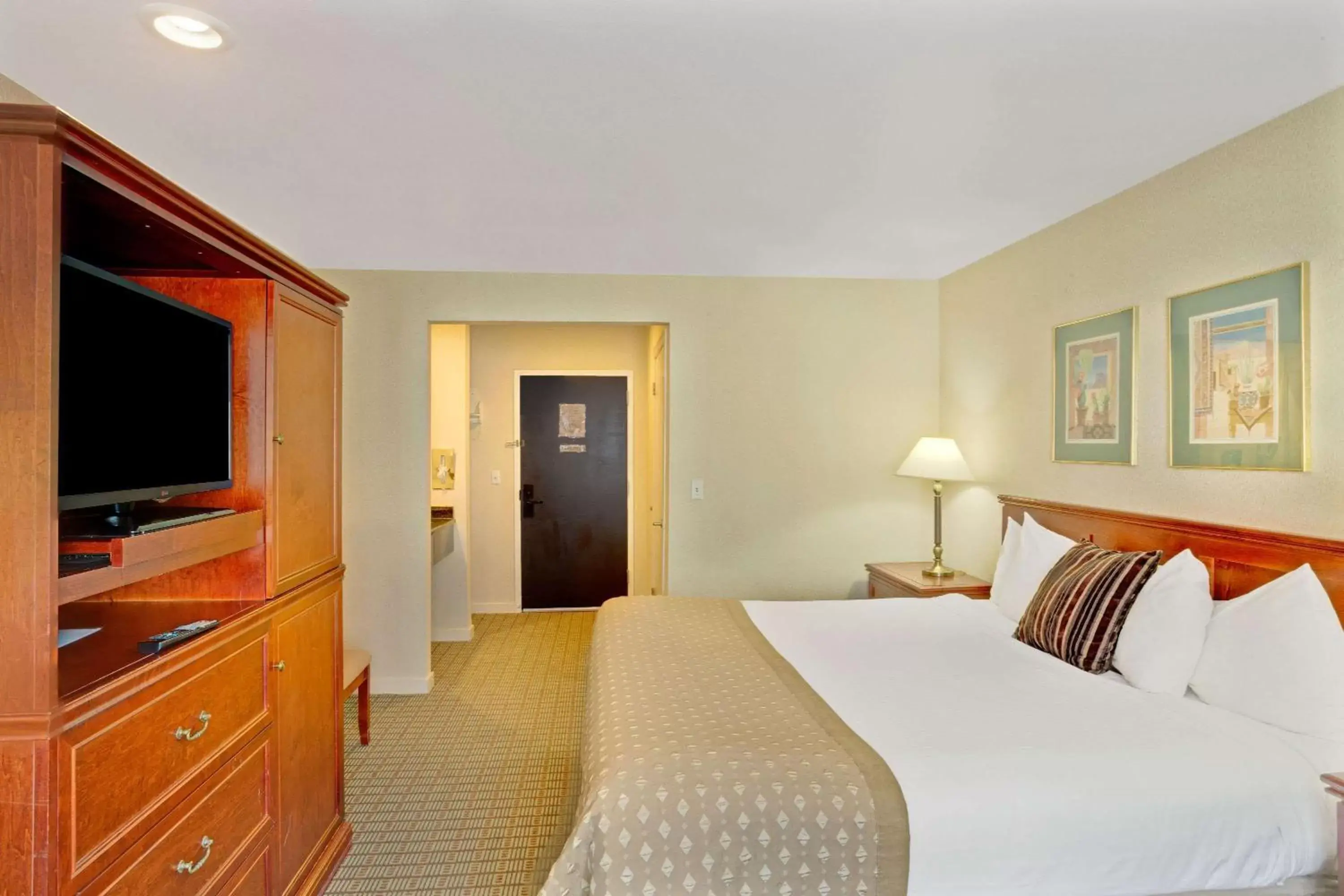 Photo of the whole room, Bed in Ramada by Wyndham Draper