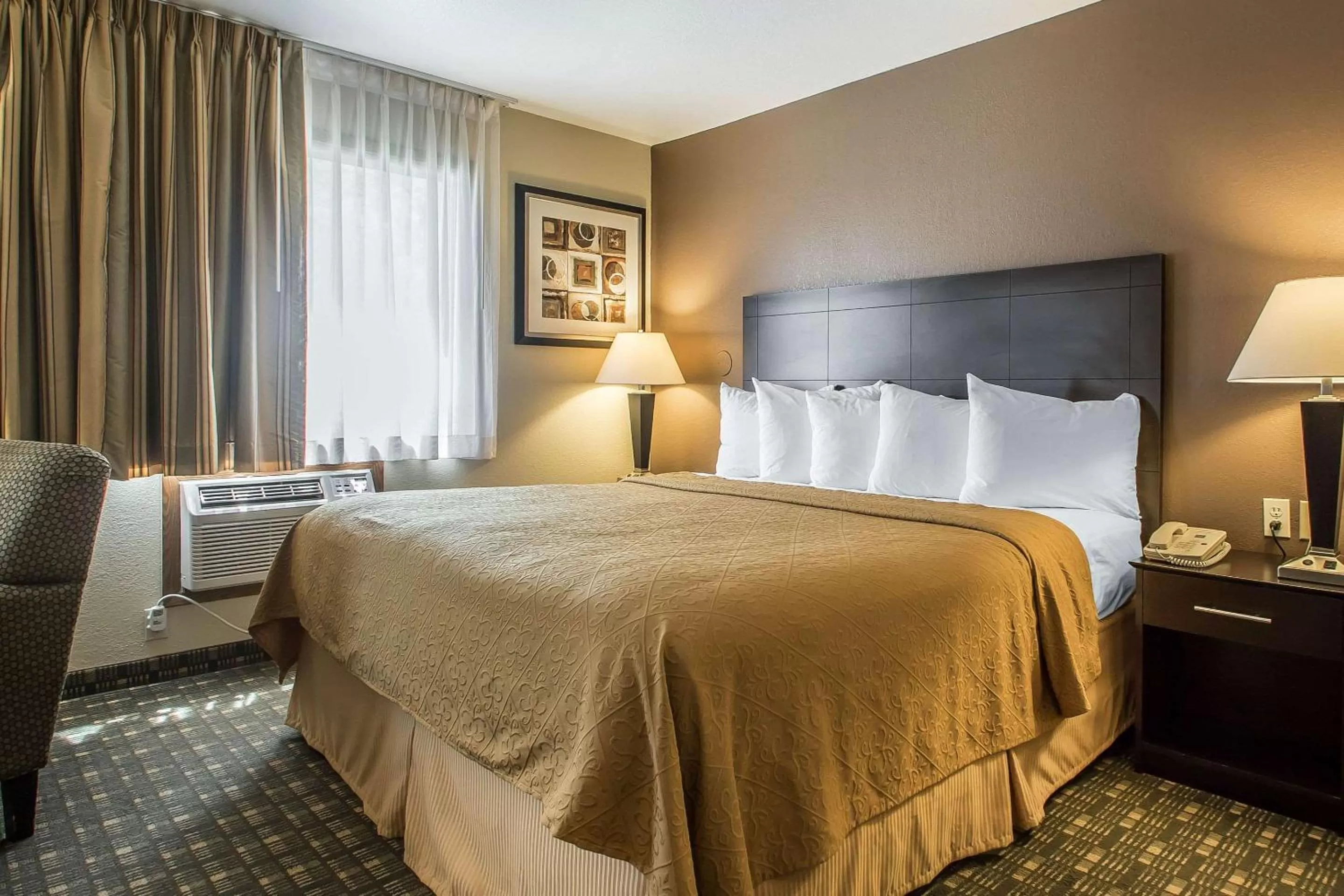 Photo of the whole room, Bed in Quality Inn & Suites Decorah