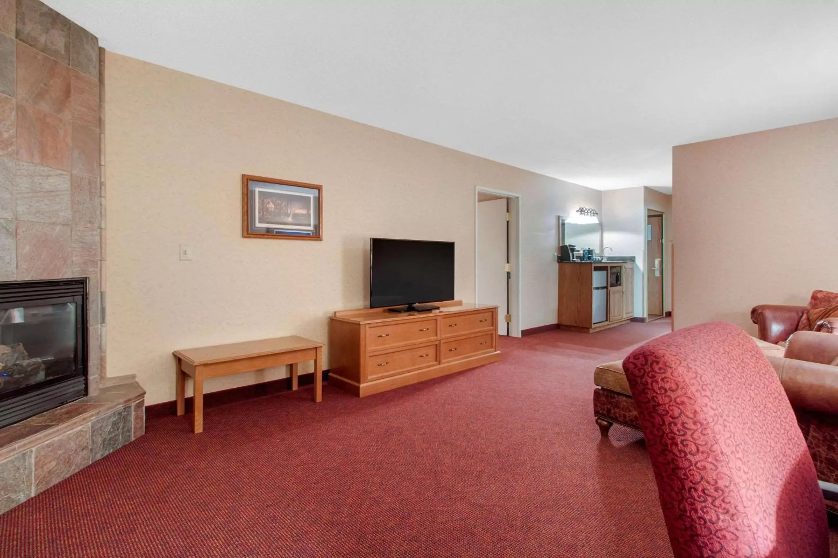 Photo of the whole room, TV/Entertainment Center in Norfolk Lodge & Suites, Ascend Hotel Collection