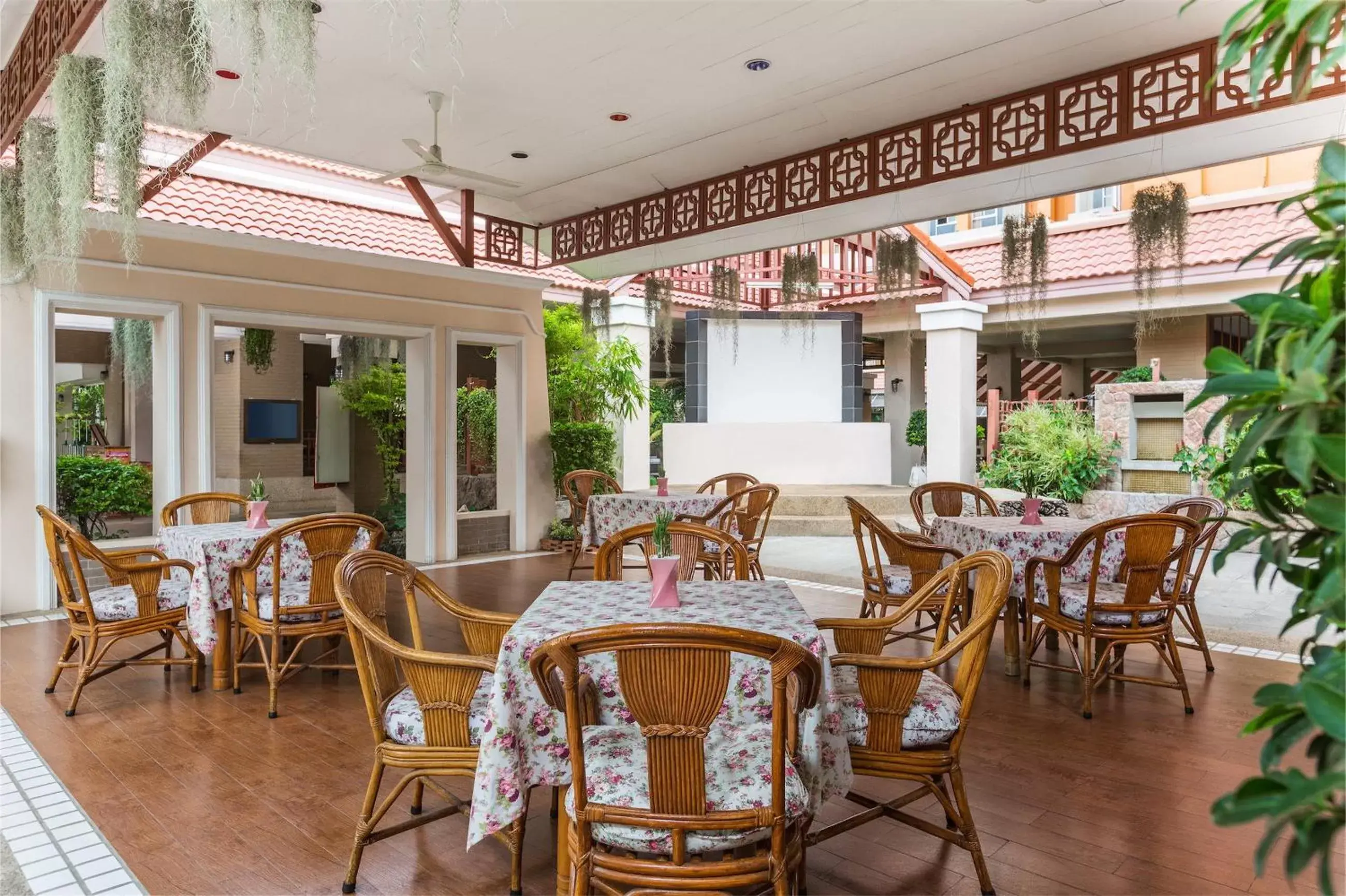 Seating area, Restaurant/Places to Eat in Eastern Grand Palace