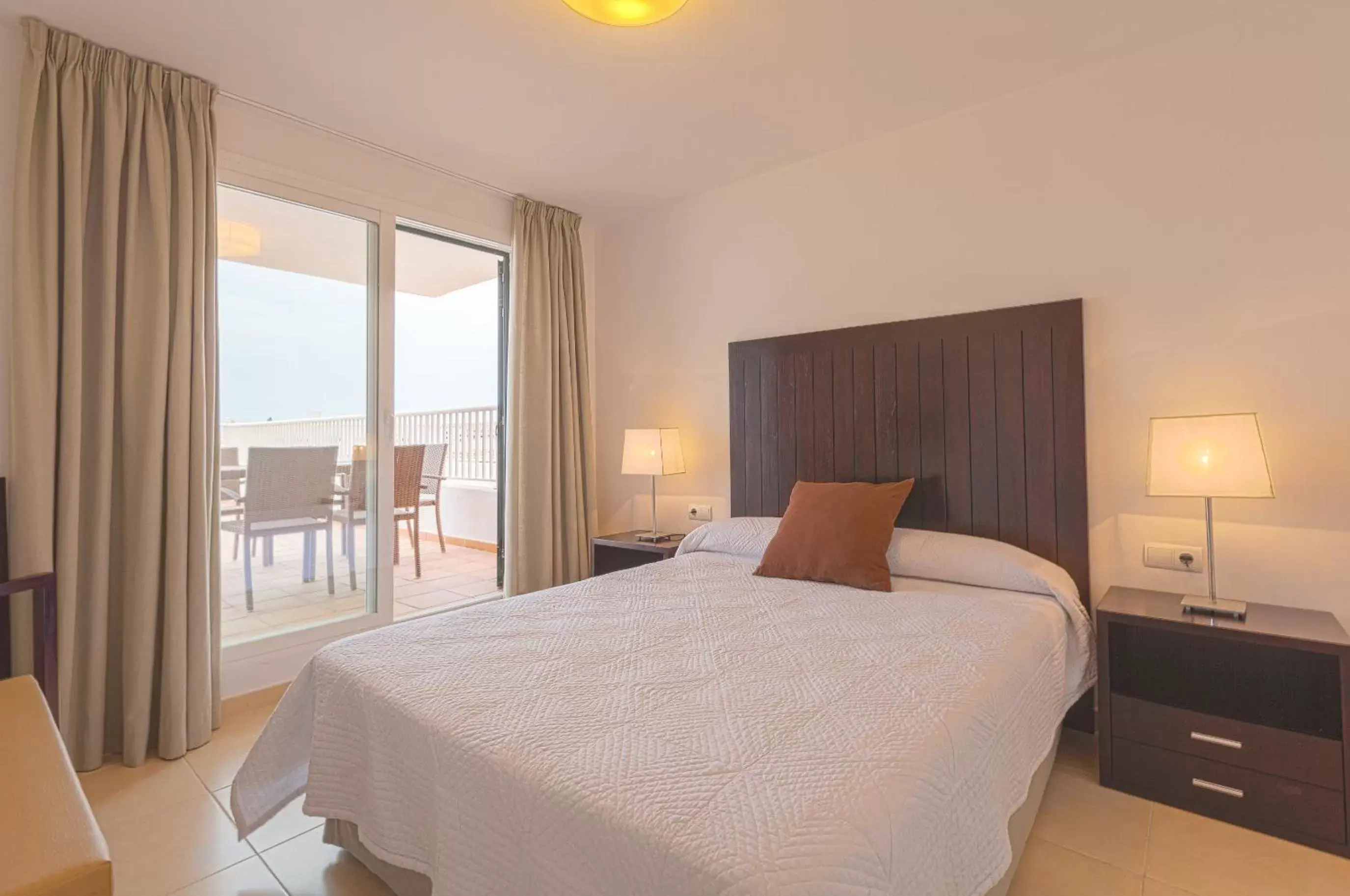 Bedroom, Bed in Camelina Suites - Formerly Torrent Bay