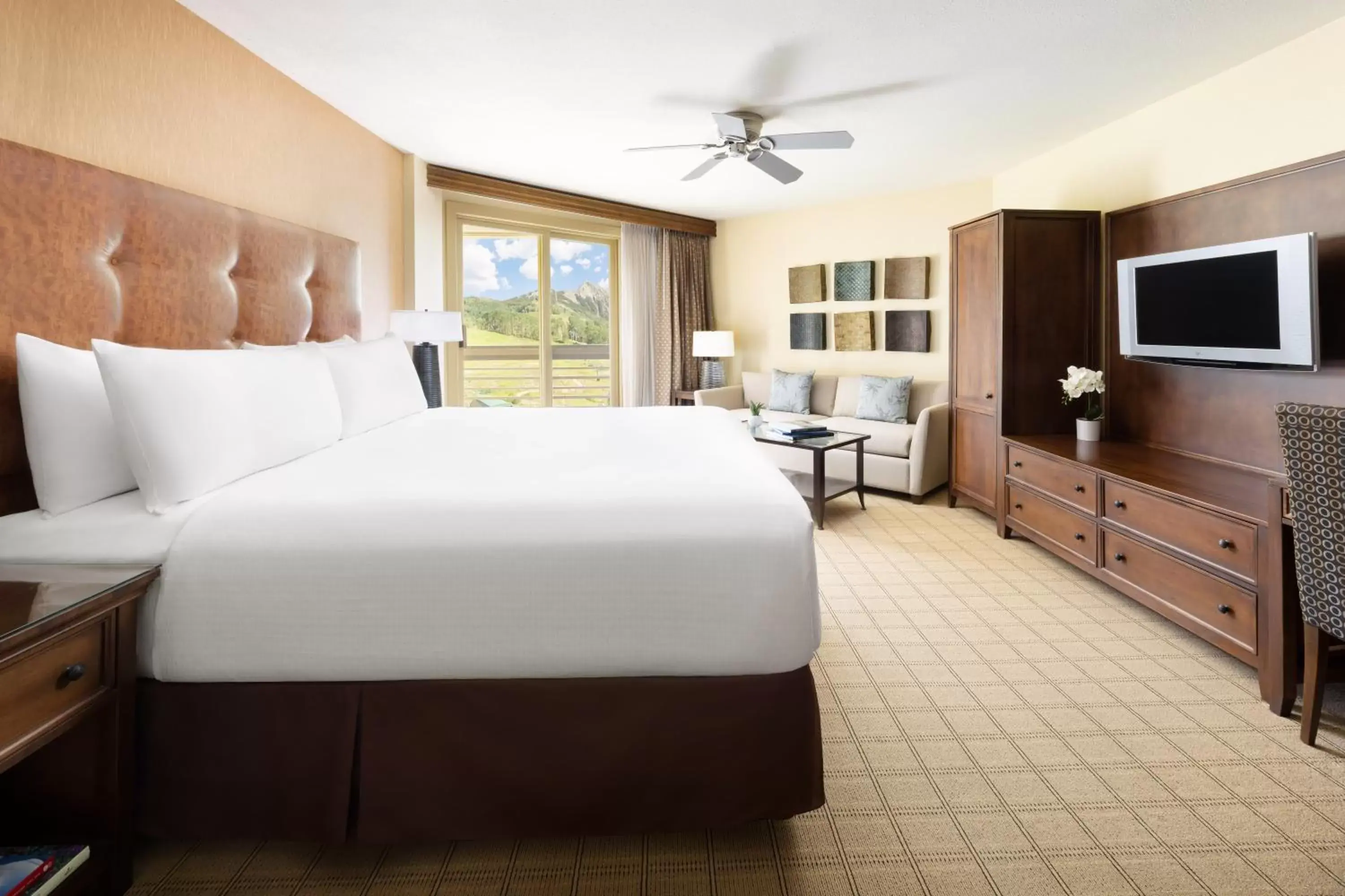 Photo of the whole room, Bed in Elevation Hotel & Spa Photo of the whole room, Bed in Elevation Hotel & Spa