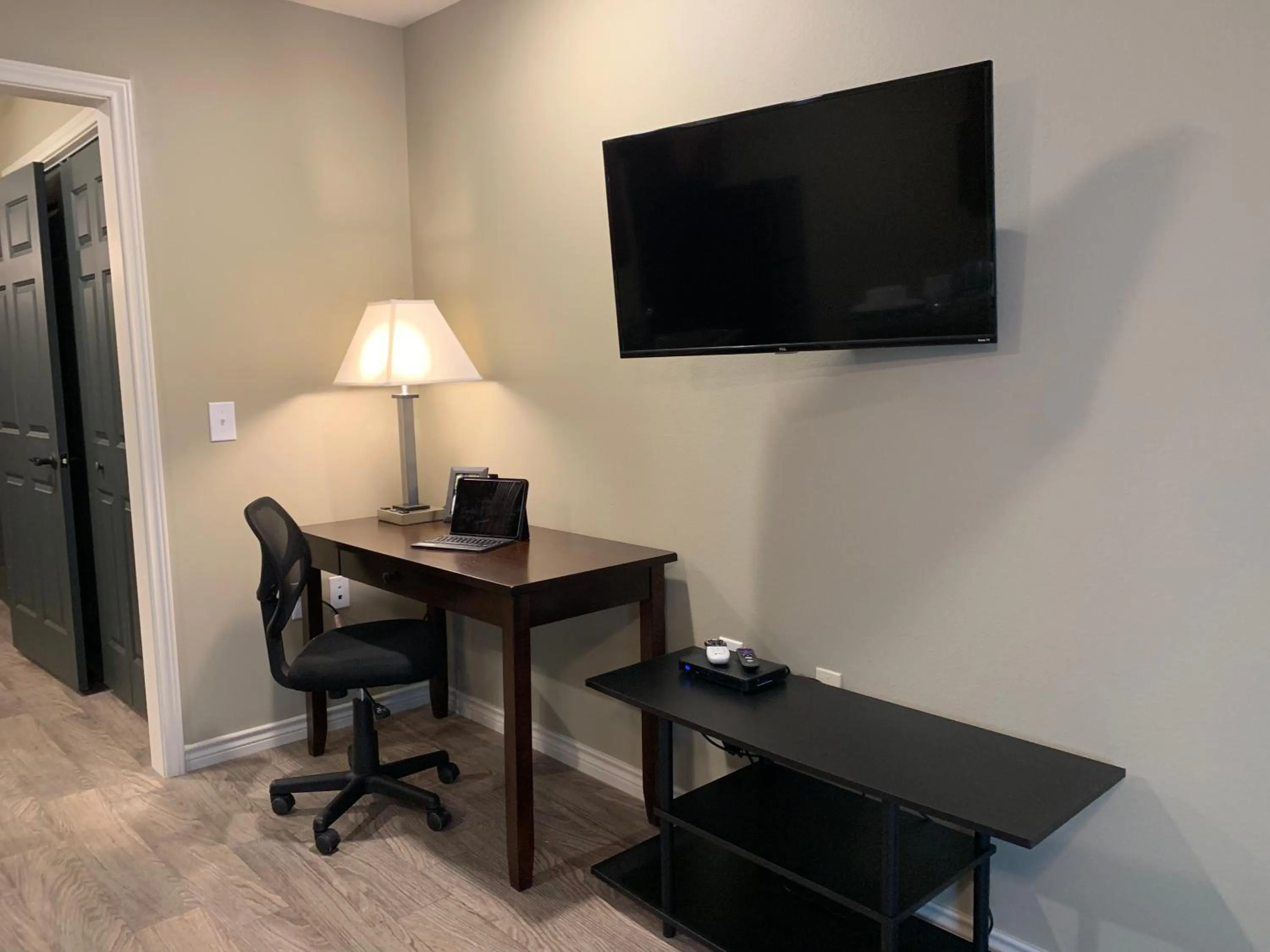 TV and multimedia in Eagle's Den Suites Andrews a Travelodge by Wyndham