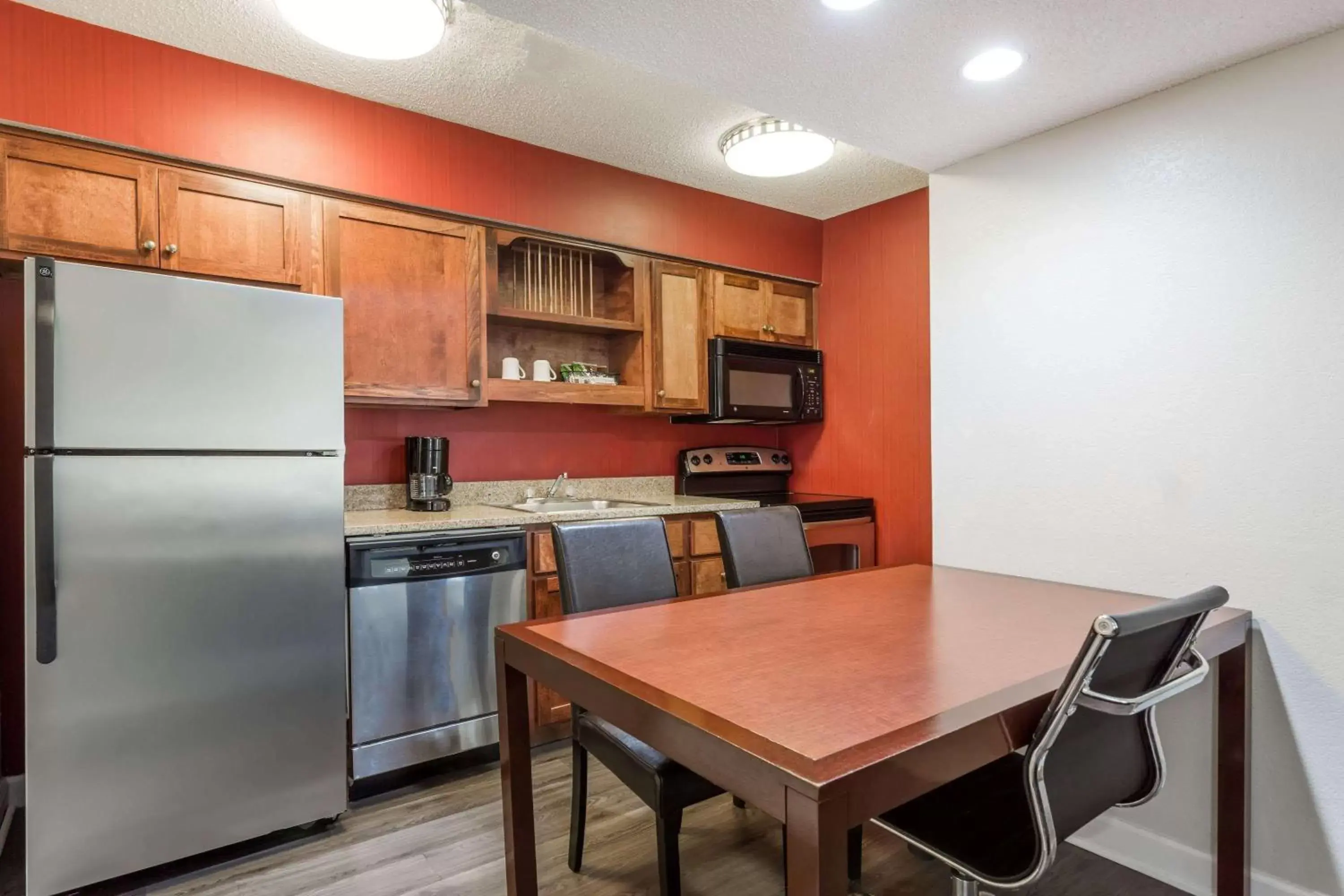 Kitchen or kitchenette, Dining Area in Hawthorn Suites By Wyndham North Charleston