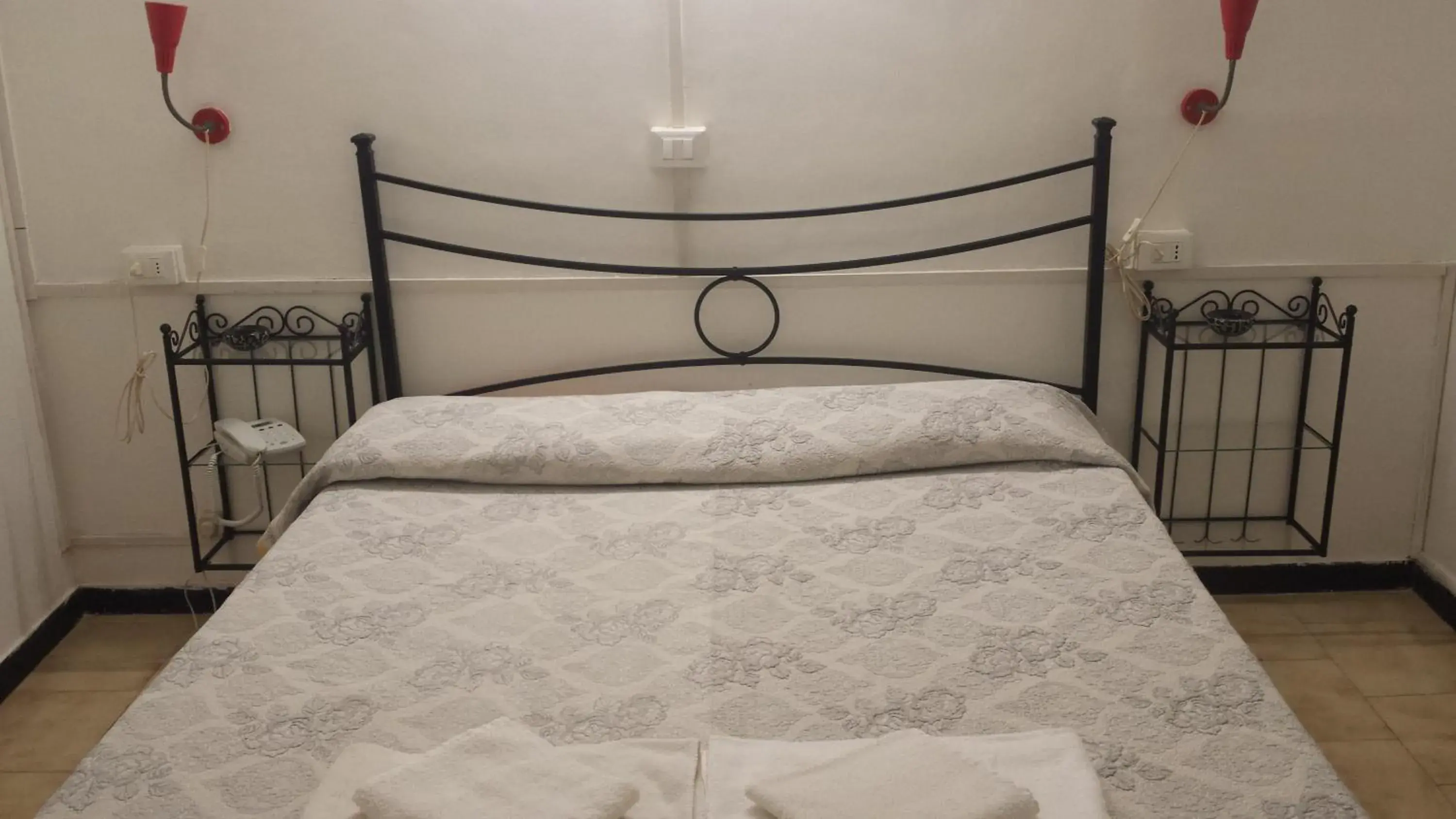 Bed in Albergo Fiorita