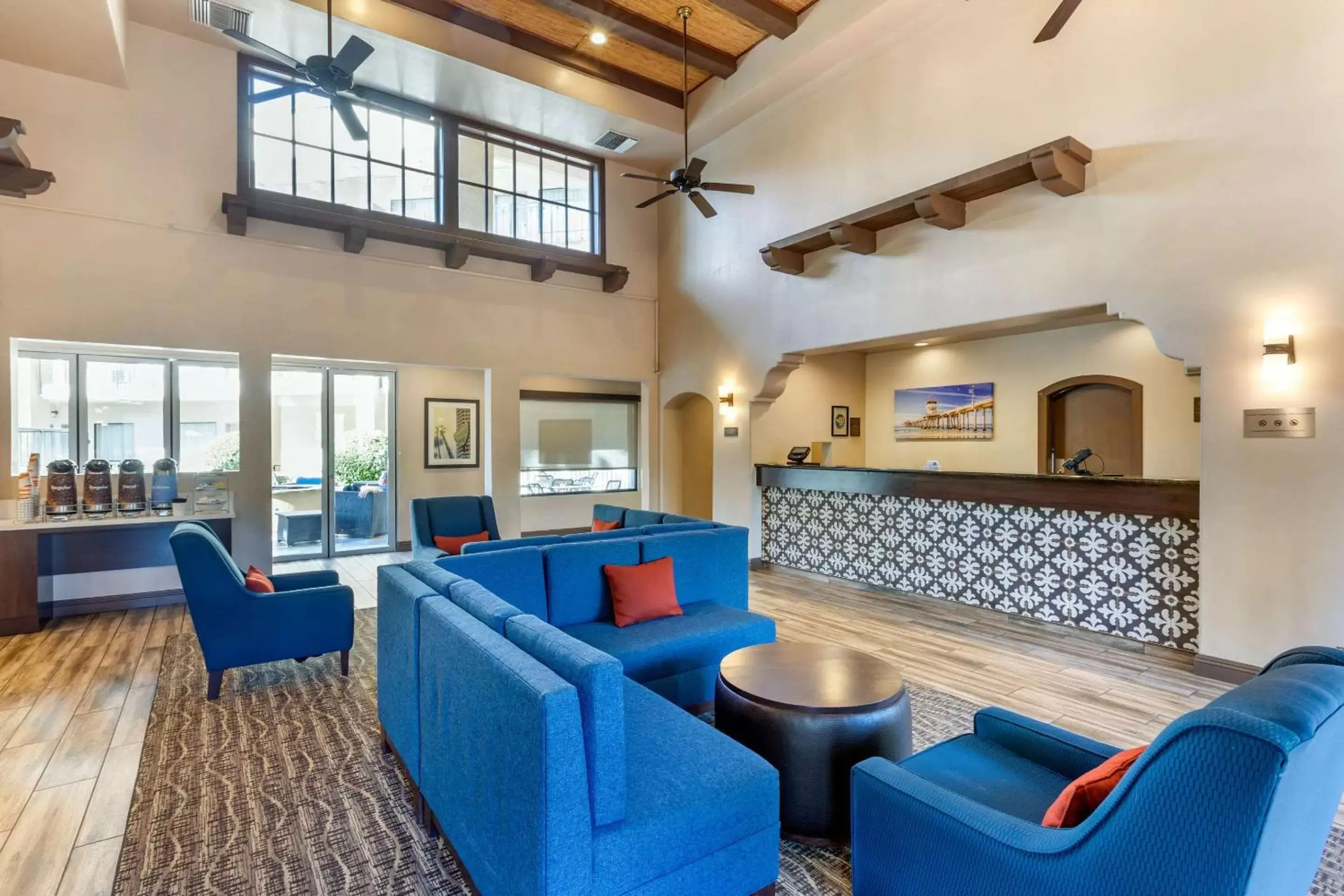 Lobby or reception, Lounge/Bar in Comfort Inn & Suites Orange County John Wayne Airport