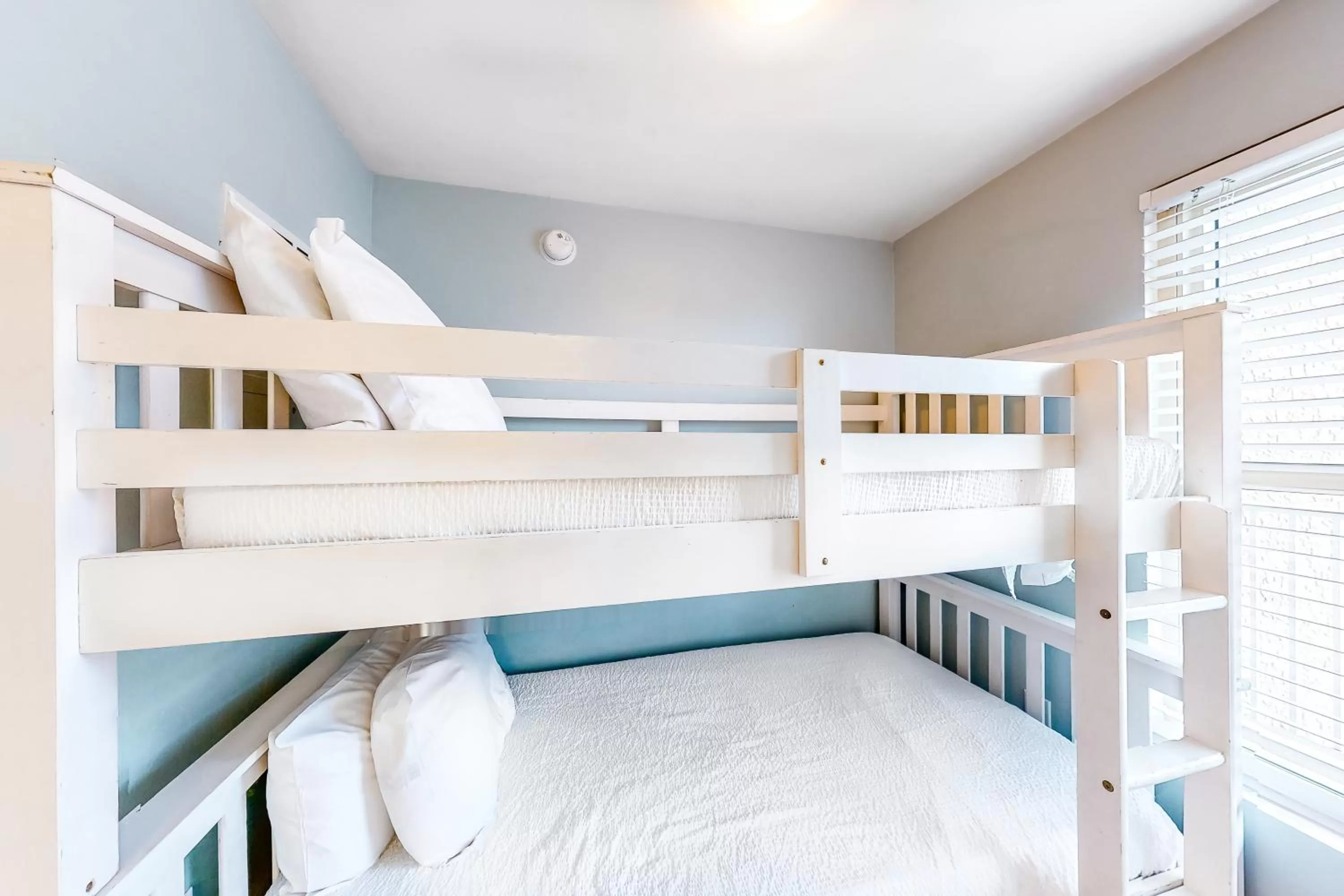 Bunk Bed in Shores of Panama 1517