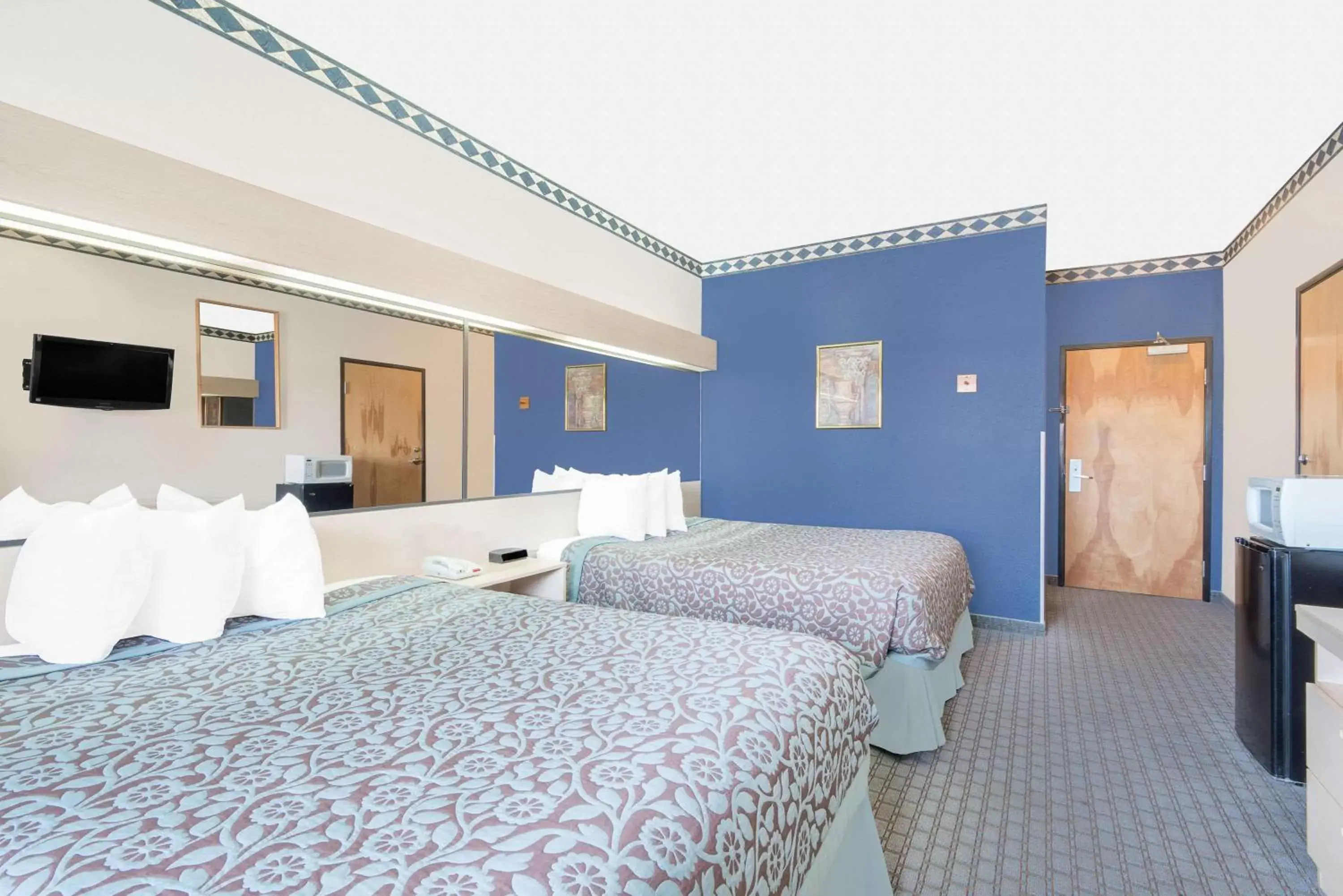 Photo of the whole room, Bed in Days Inn & Suites by Wyndham Hutchinson