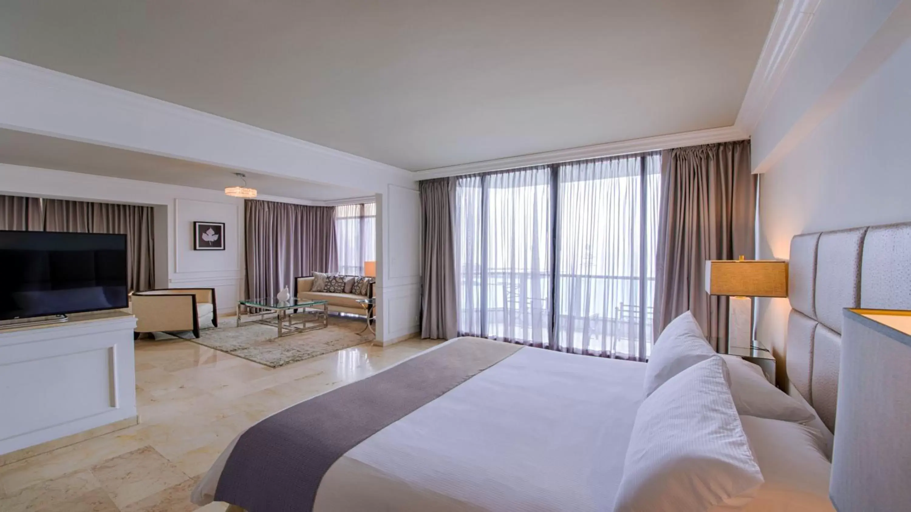 Bedroom, TV/Entertainment Center in Intercontinental Miramar Panama, an IHG Hotel