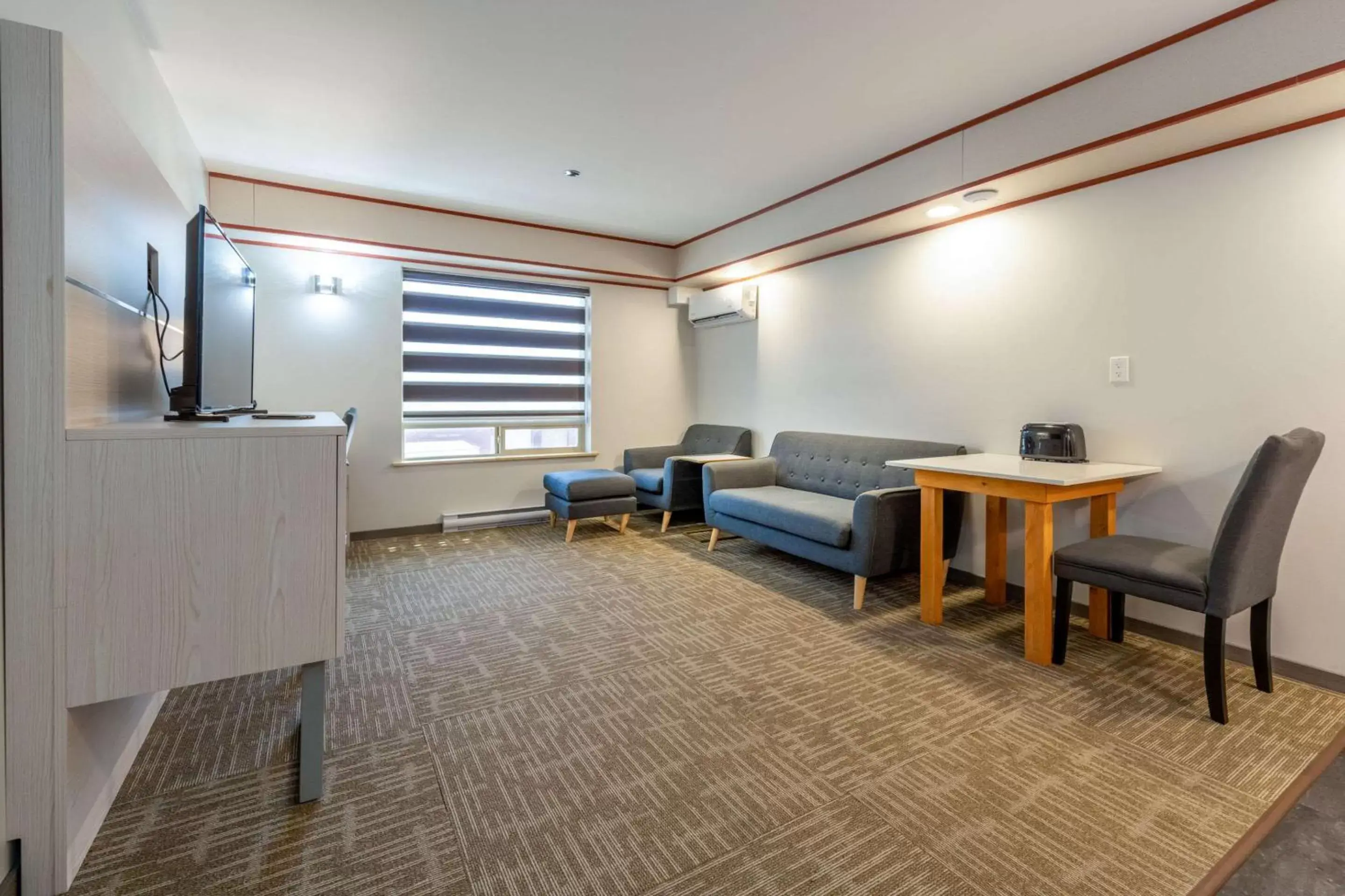 Bedroom, Seating Area in Quality Inn Sunshine Suites