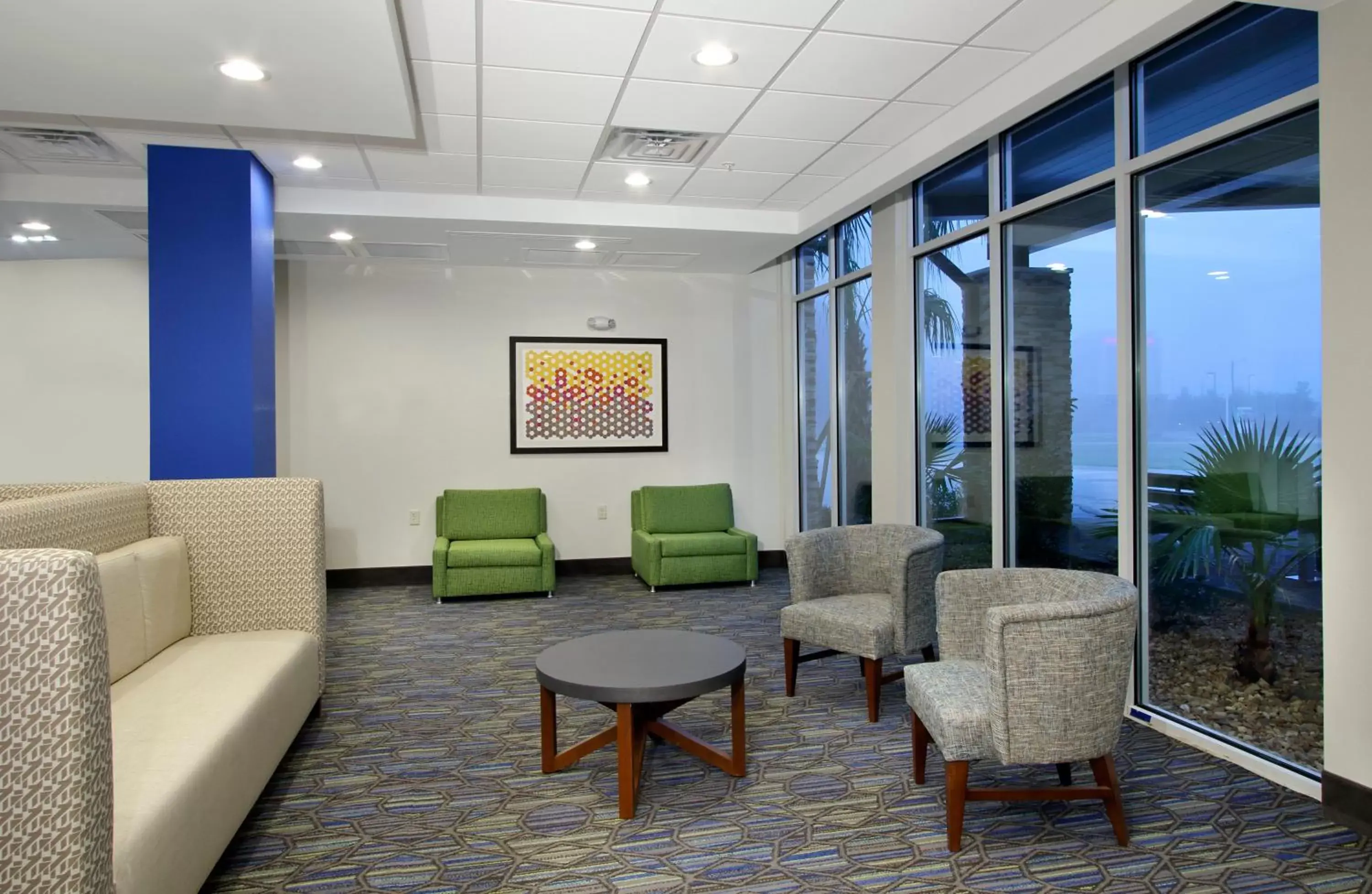 Lobby or reception, Seating Area in Holiday Inn Express & Suites - Columbus North, an IHG Hotel