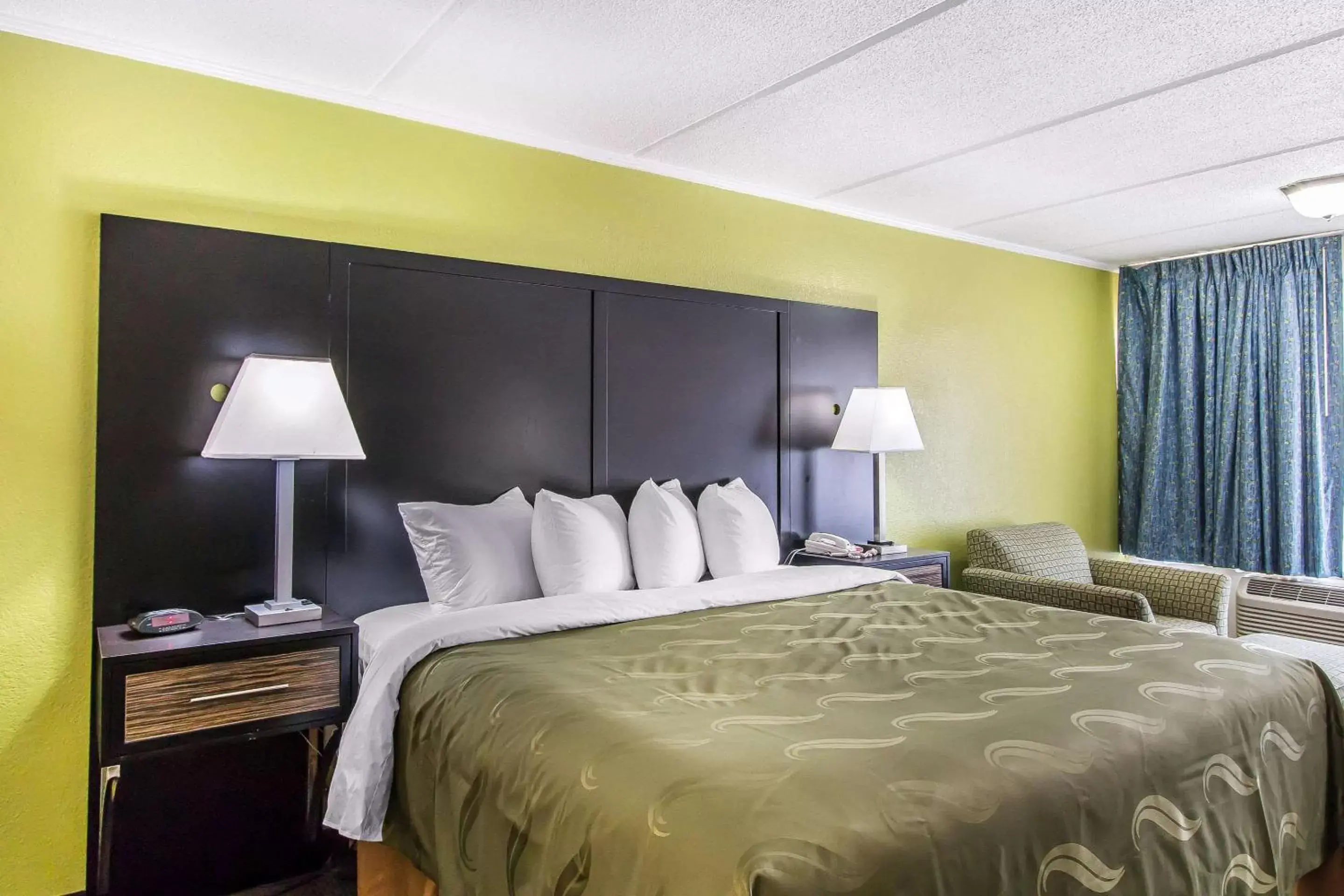 Photo of the whole room, Bed in Quality Inn Hinesville - Fort Stewart Area, Kitchenette Rooms - Pool - Guest Laundry