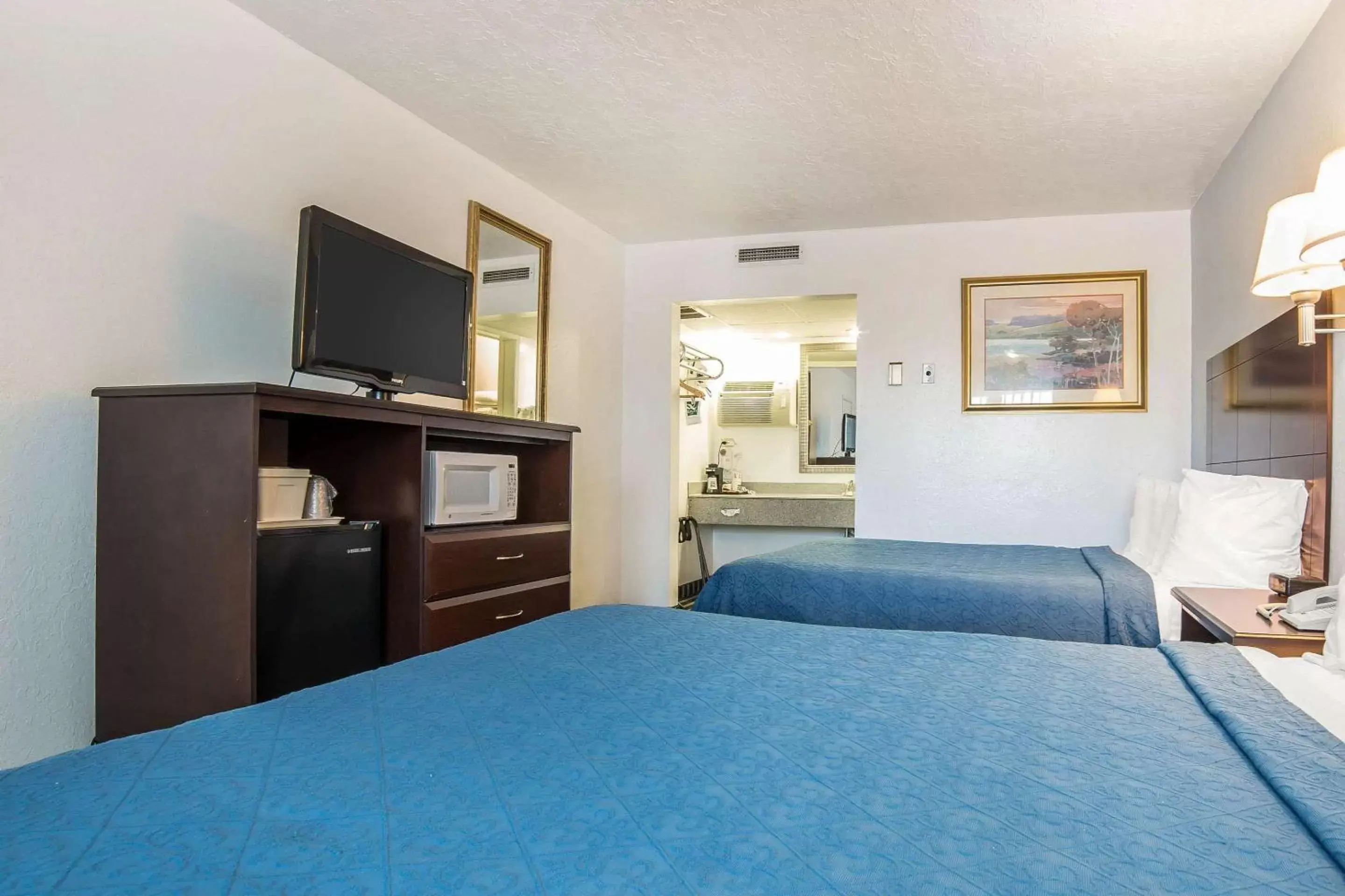 Photo of the whole room, Bed in Quality Inn Rock Springs