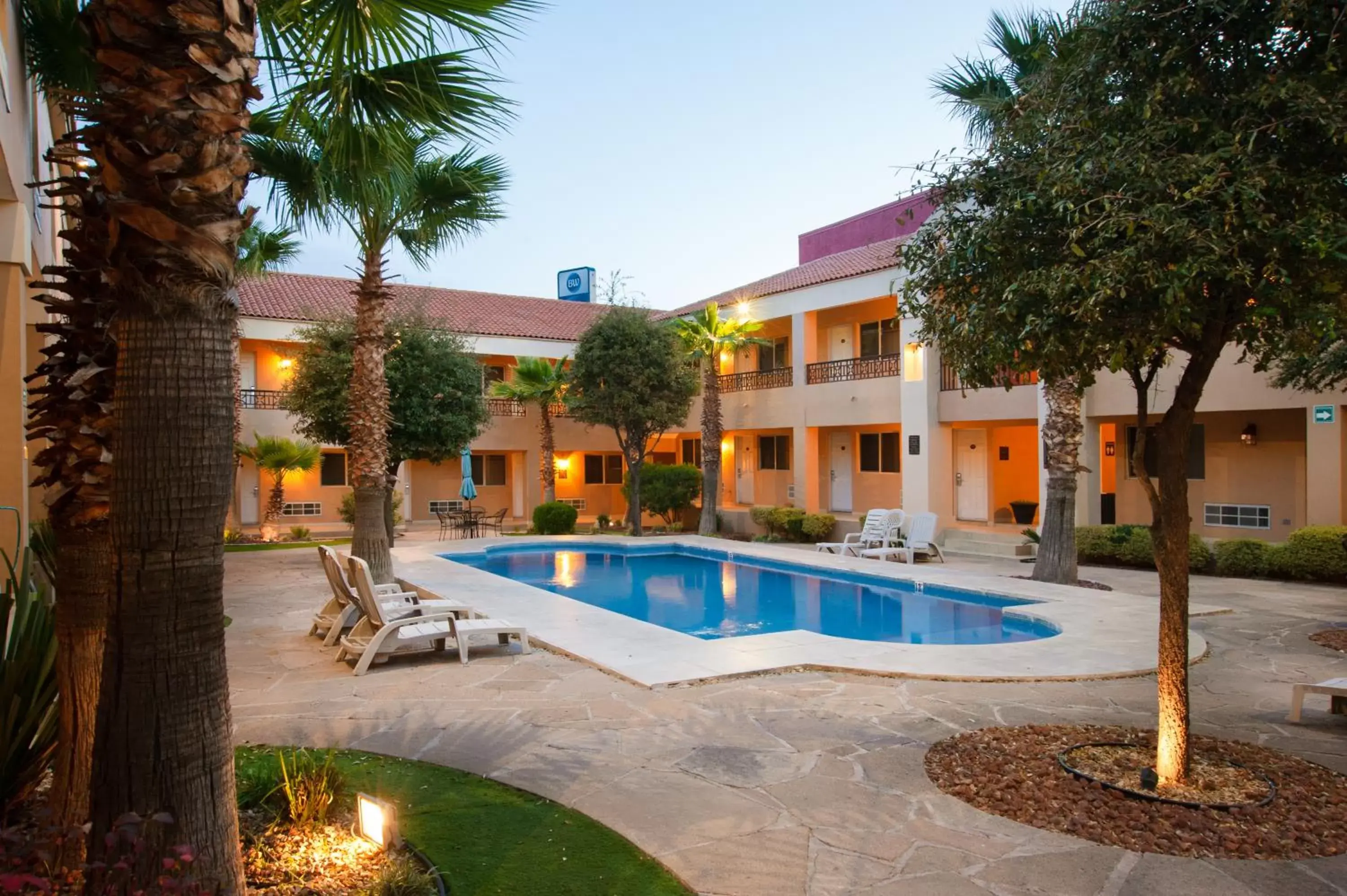 Swimming Pool in Best Western Plus Chihuahua Aeropuerto