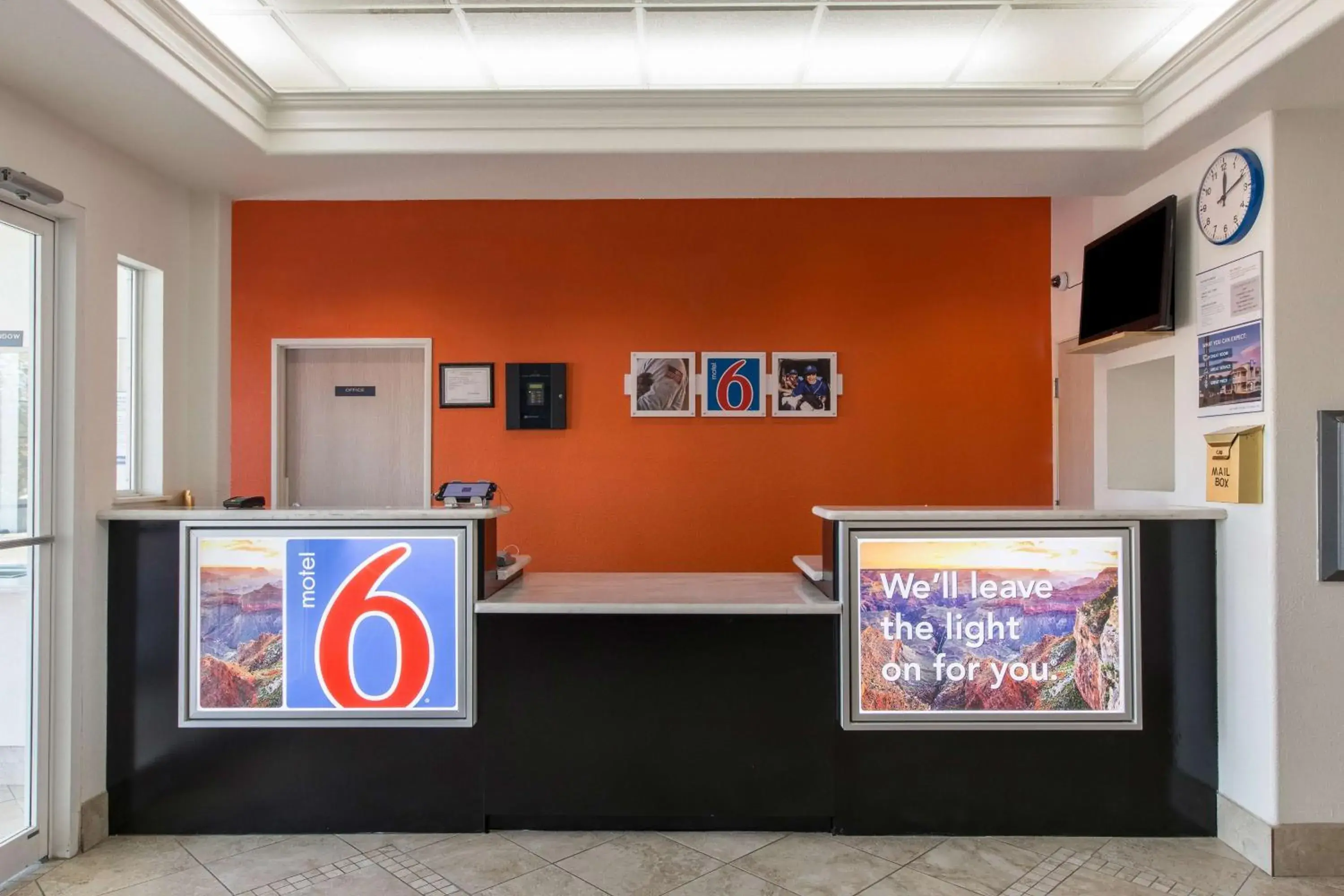 Lobby or reception, Lobby/Reception in Motel 6 San Antonio, TX - Downtown - Alamo Dome