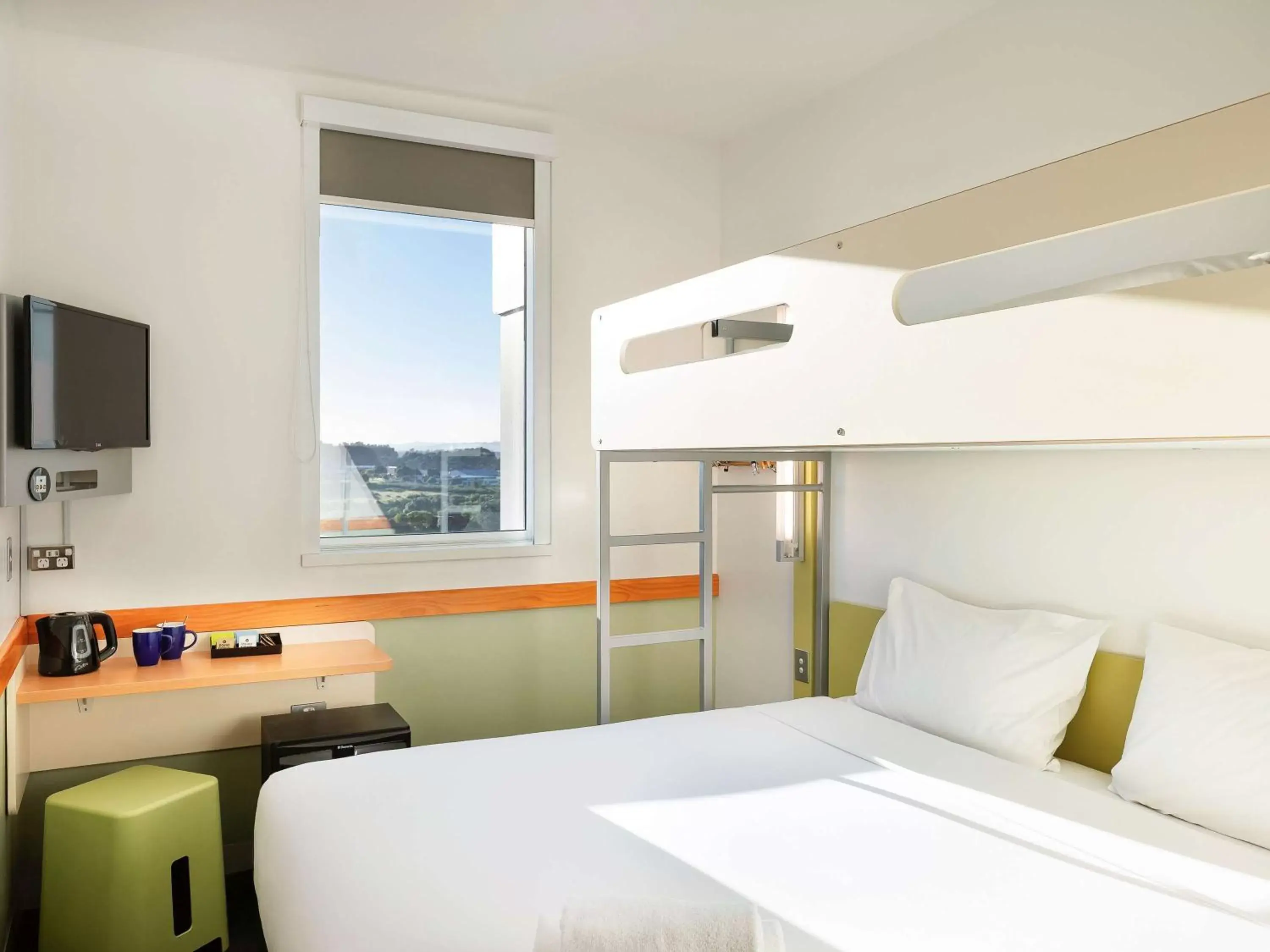 Photo of the whole room in ibis Budget Auckland Airport