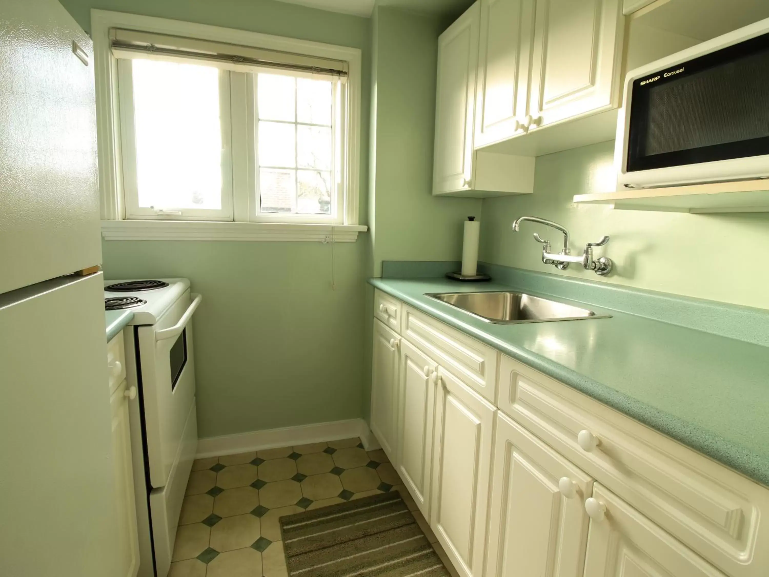 Kitchen or kitchenette, Kitchen/Kitchenette in James Bay Inn Hotel, Suites & Cottage