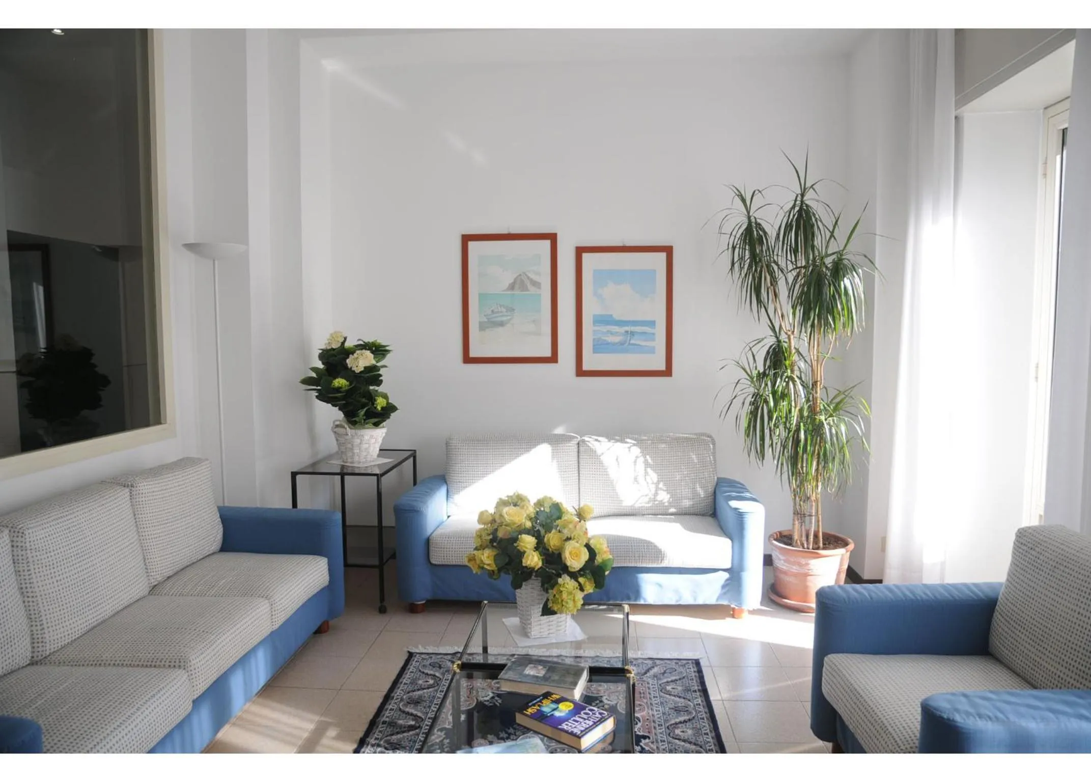 Communal lounge/ TV room in Hotel Italie et Suisse