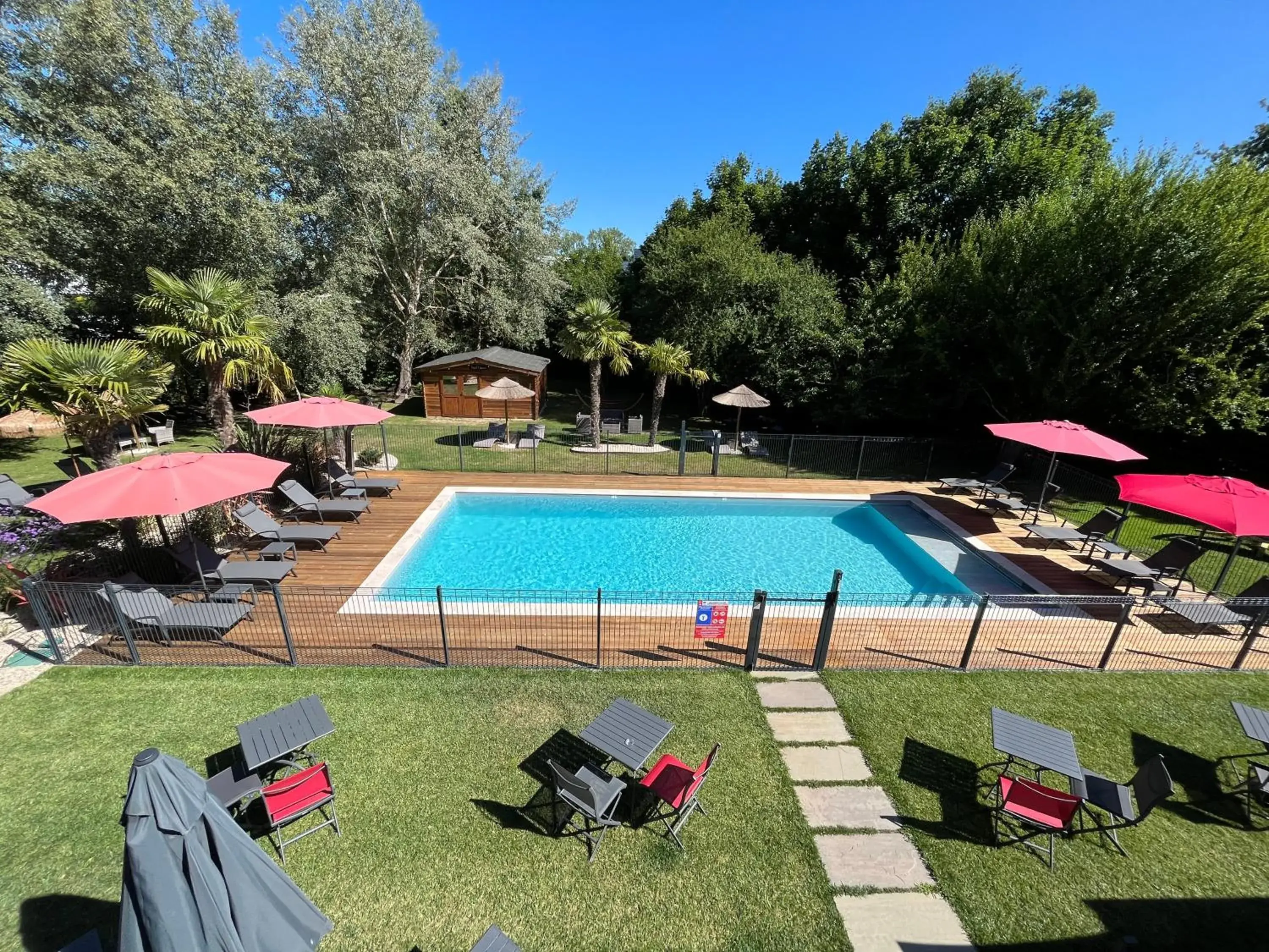 Patio, Pool View in Hotel Restaurant Du Parc Saumur Logis Elégance