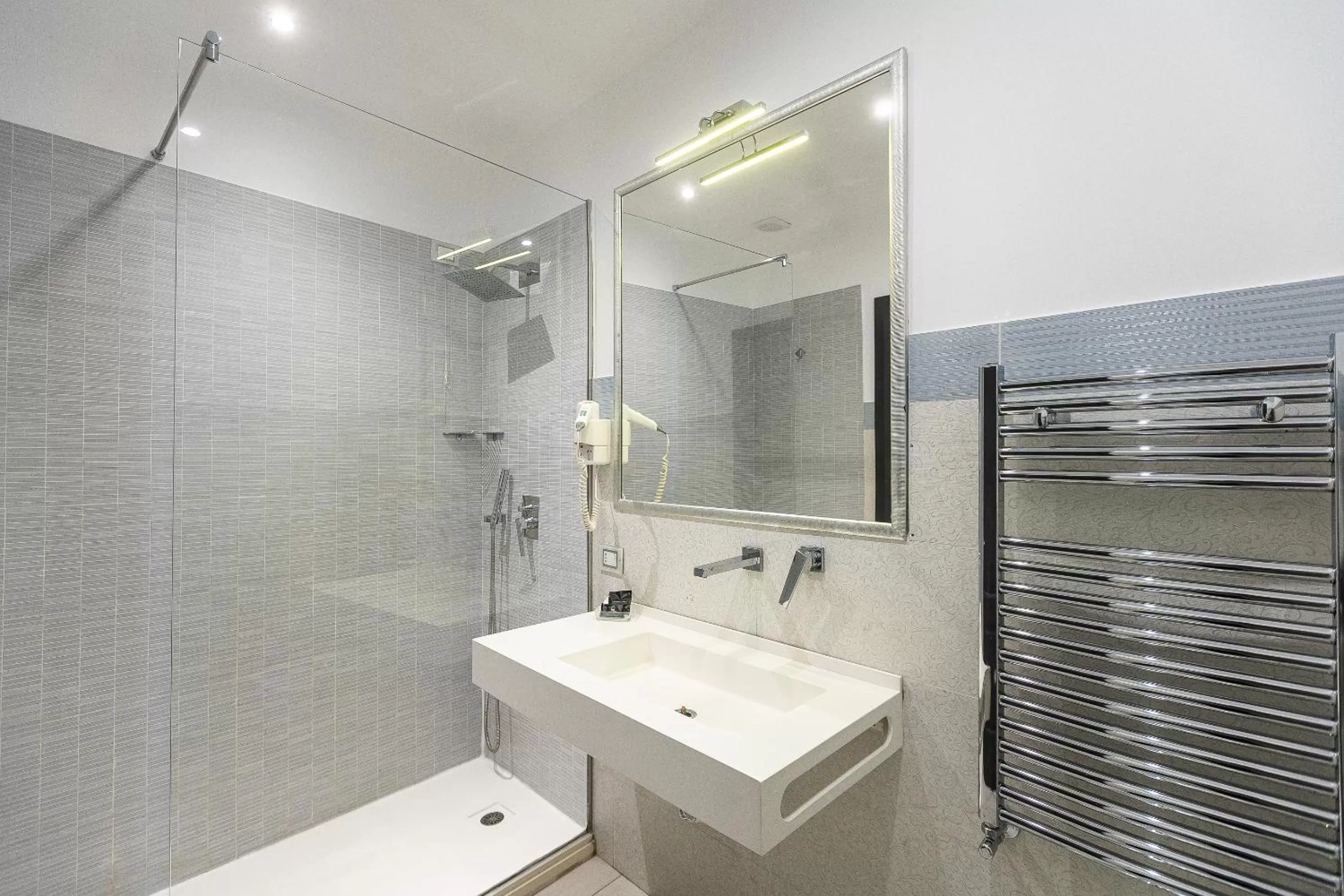 Shower in Hotel Castellino Roma