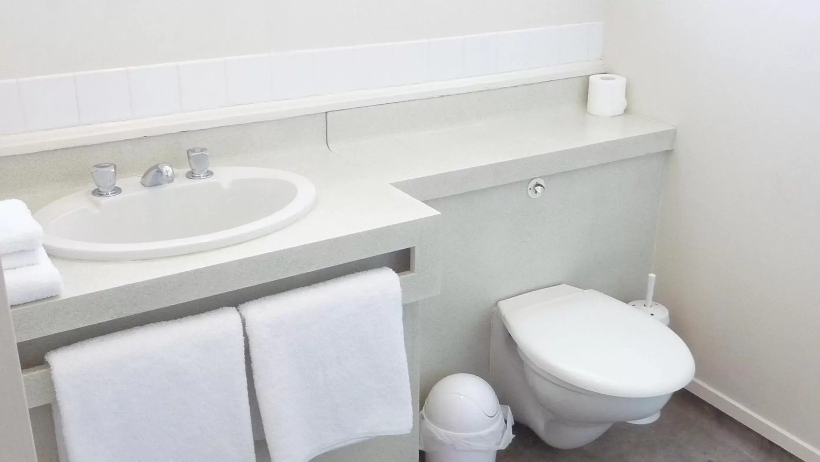 Toilet, Bathroom in Colonial Inn Motel