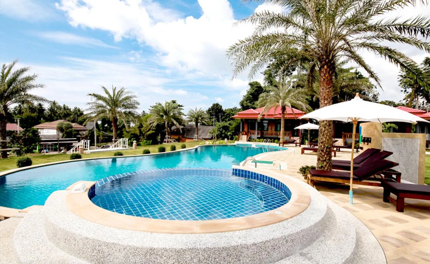 Swimming pool in Lanta Lapaya Resort