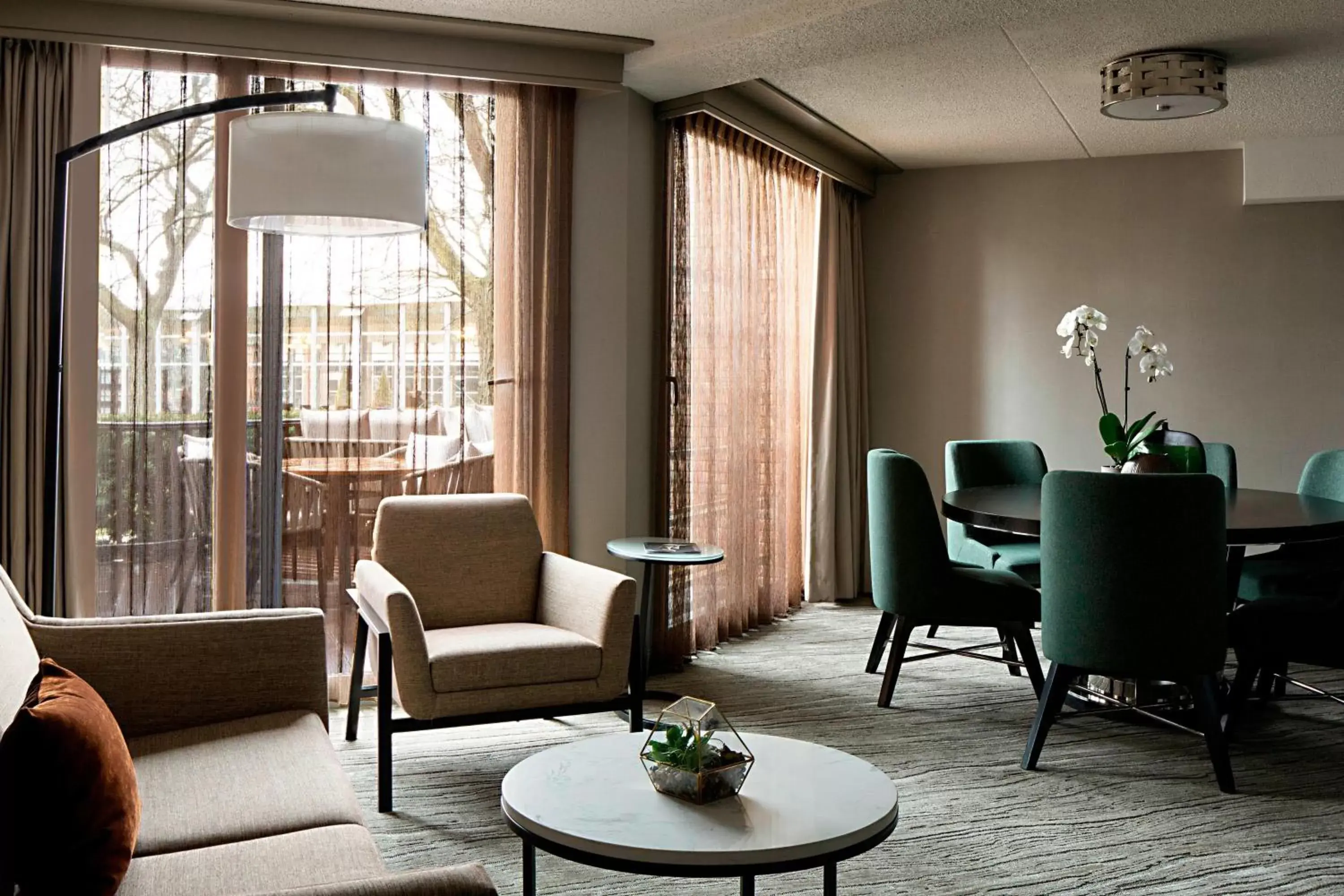 Photo of the whole room, Seating Area in Lincolnshire Marriott Resort