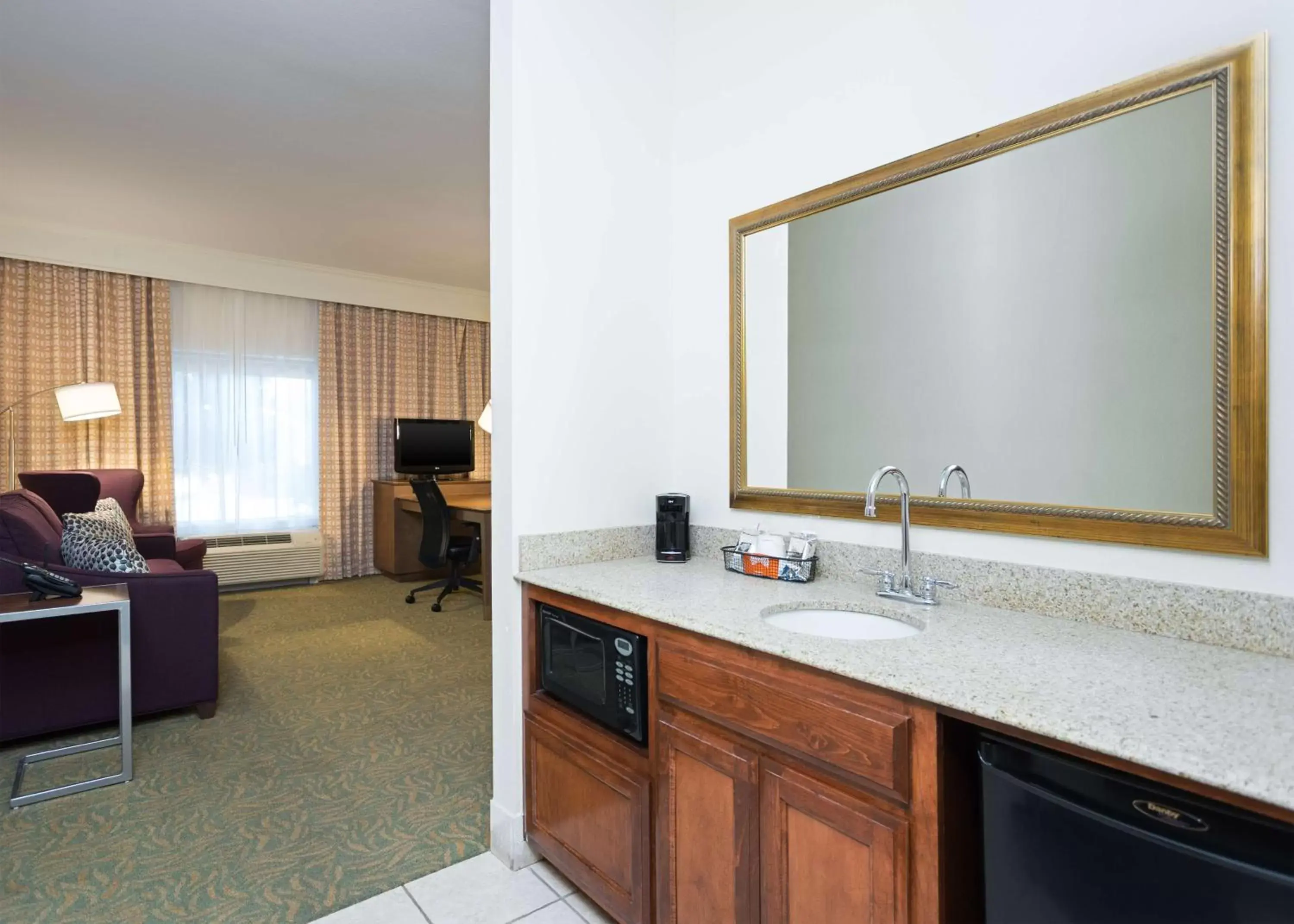 Kitchen or kitchenette in Hampton Inn Odessa