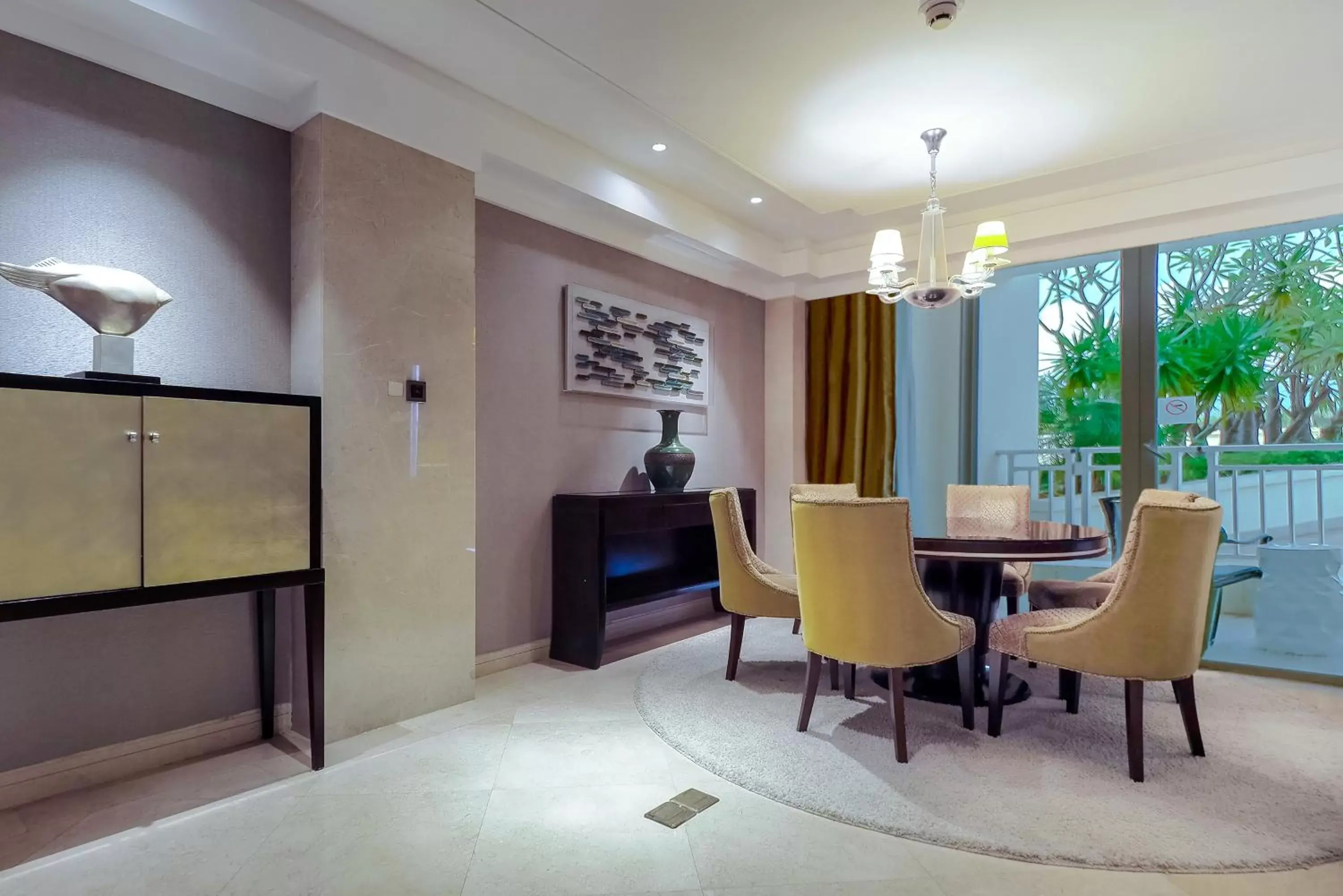 Living room, TV/Entertainment Center in Sheraton Haikou Hotel