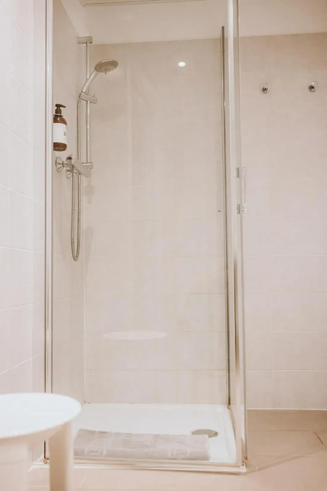 Shower, Bathroom in Hotel Venezia