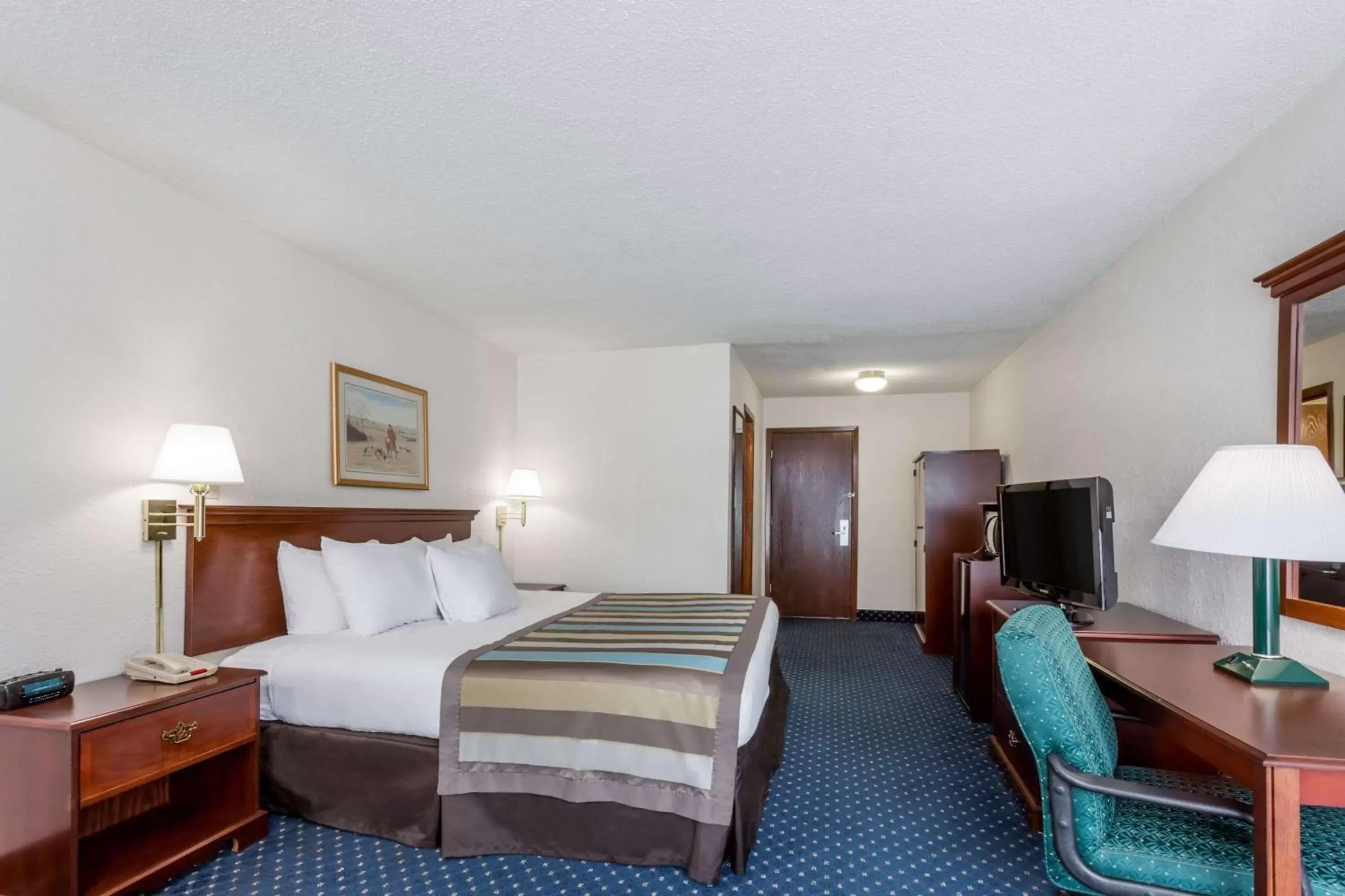 Photo of the whole room, Bed in Baymont by Wyndham Greensboro/Coliseum