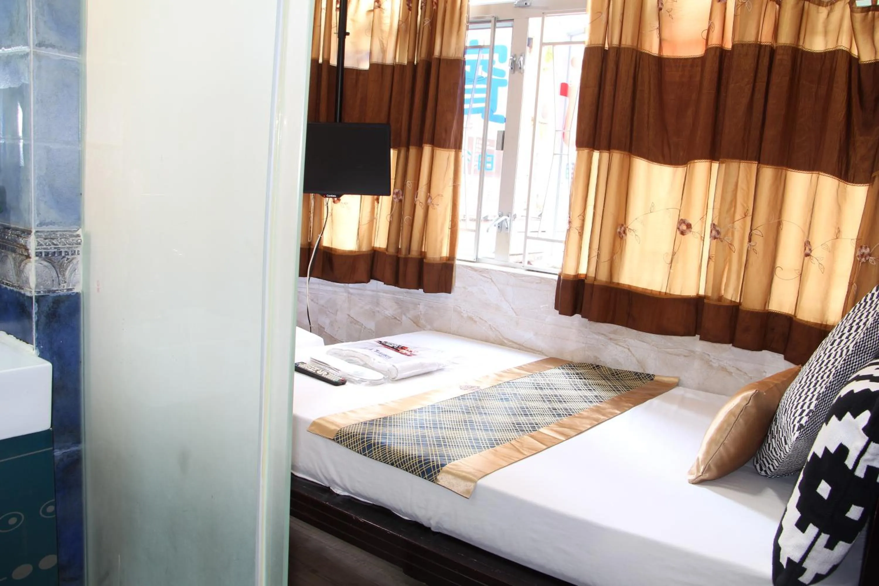 Photo of the whole room, Bed in Temple Street Hotel